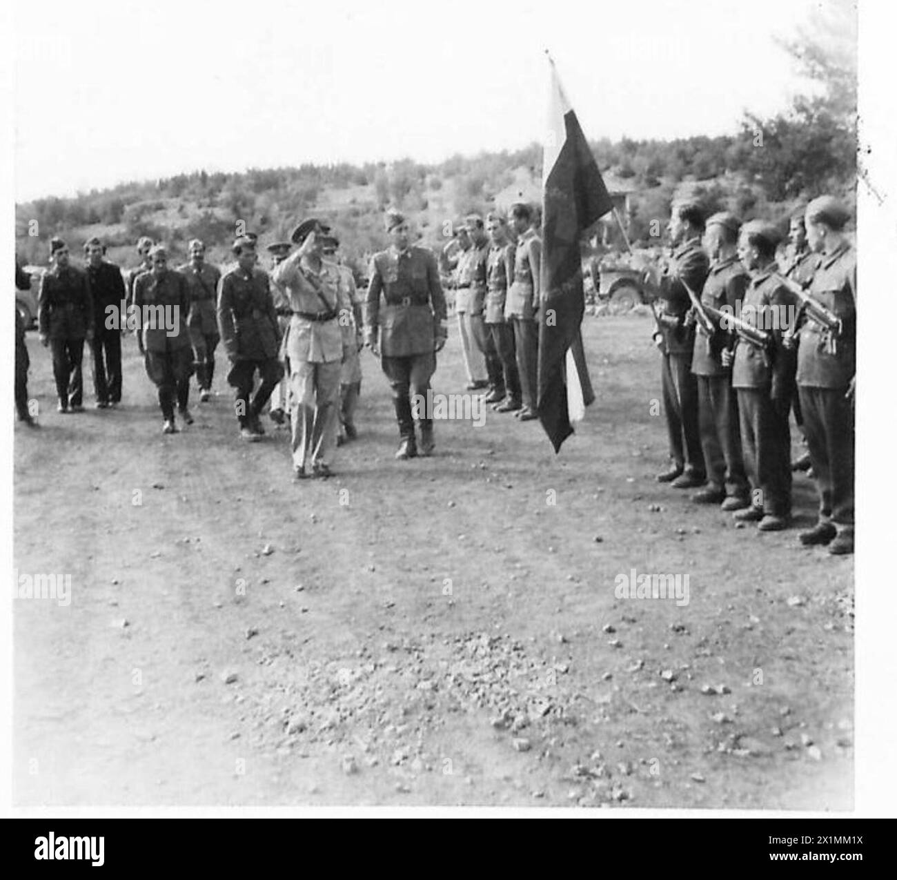 Feldmarschall Alexander inspiziert die Region Venetien und grüßt die jugoslawische Flagge während seiner Tour mit der britischen Armee. Stockfoto