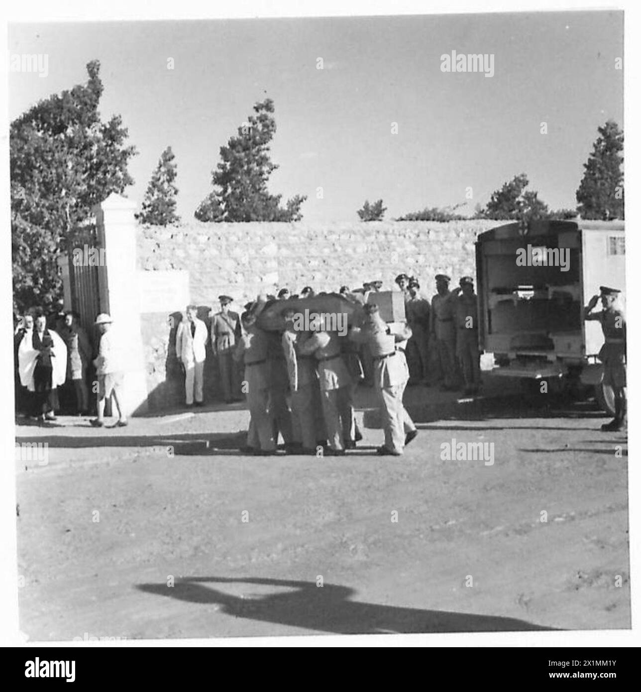 Die Beerdigung von vier britischen Armeeoffizieren, die bei einem Flugzeugabsturz getötet wurden, findet auf dem britischen Friedhof in Old Cairo statt, wobei sowohl die Außenansicht als auch die Innenansicht und die militärische Zeremonie gezeigt werden. Stockfoto