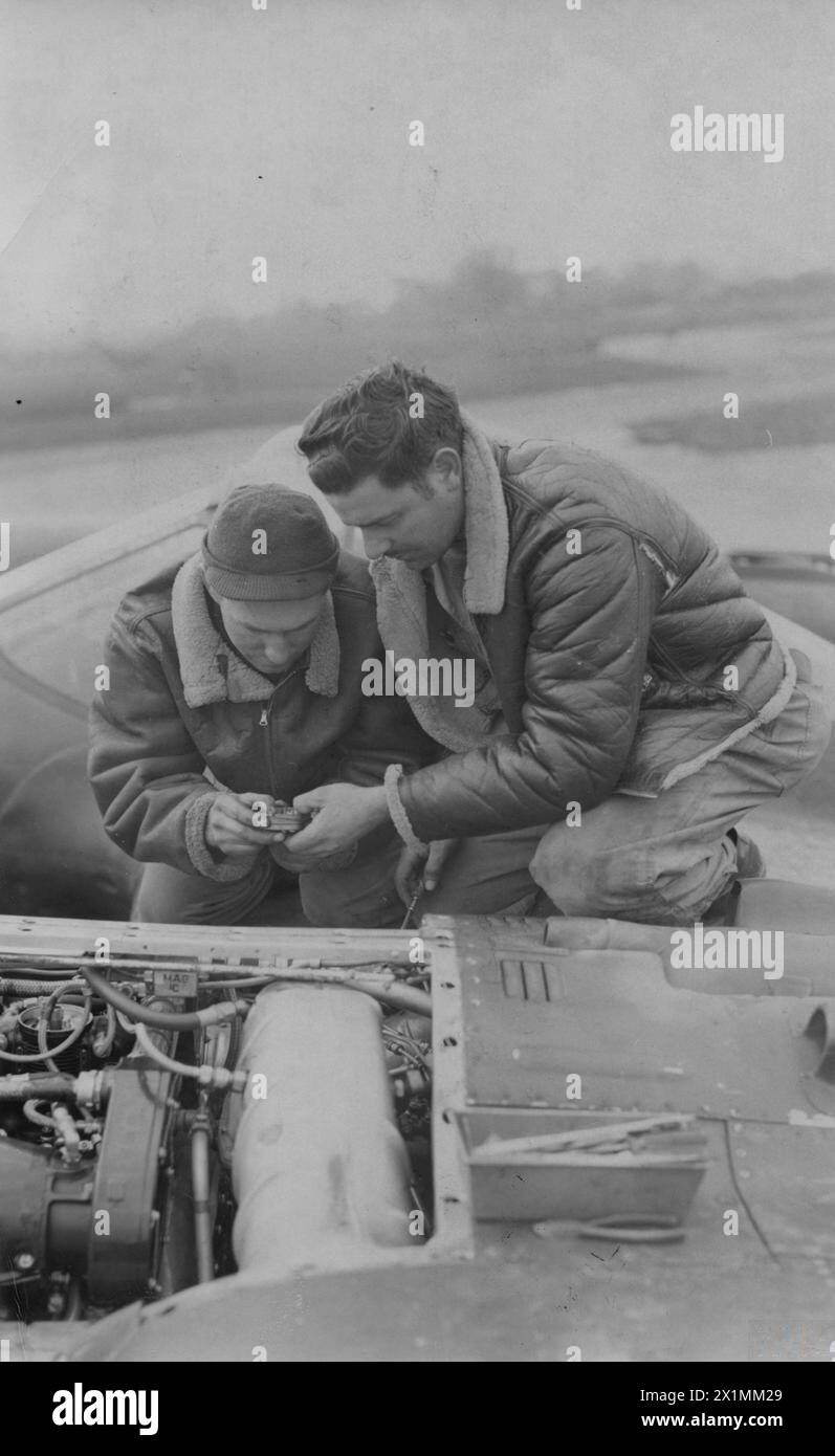 ACHTE LUFTWAFFE IN GROSSBRITANNIEN, 1942-1945 - Technical Sergeant B.C. Brown (links) und Staff Sergeant Robert Asher von der 20th Fighter Group arbeiten an einem Allison-Triebwerk eines P-38 Lightning auf Kings Cliffe Air Base, November 1943.gedruckter Titel zum Ausdruck: 'Associated Press Photo Shows: T/Sgt. B.C. Brown (links), aus Kaweah, Kalifornien, und S/Sgt. Robert Asher aus Beverley, Kentucky. Funken und Crew Chief gehen über einen Allison-Motor. WOR 262256 121143Y' Print, Loose, United States Army Air Forces, United States Army Air Forces, 8th Air Force, United States Army Air Forces, 20th F Stockfoto