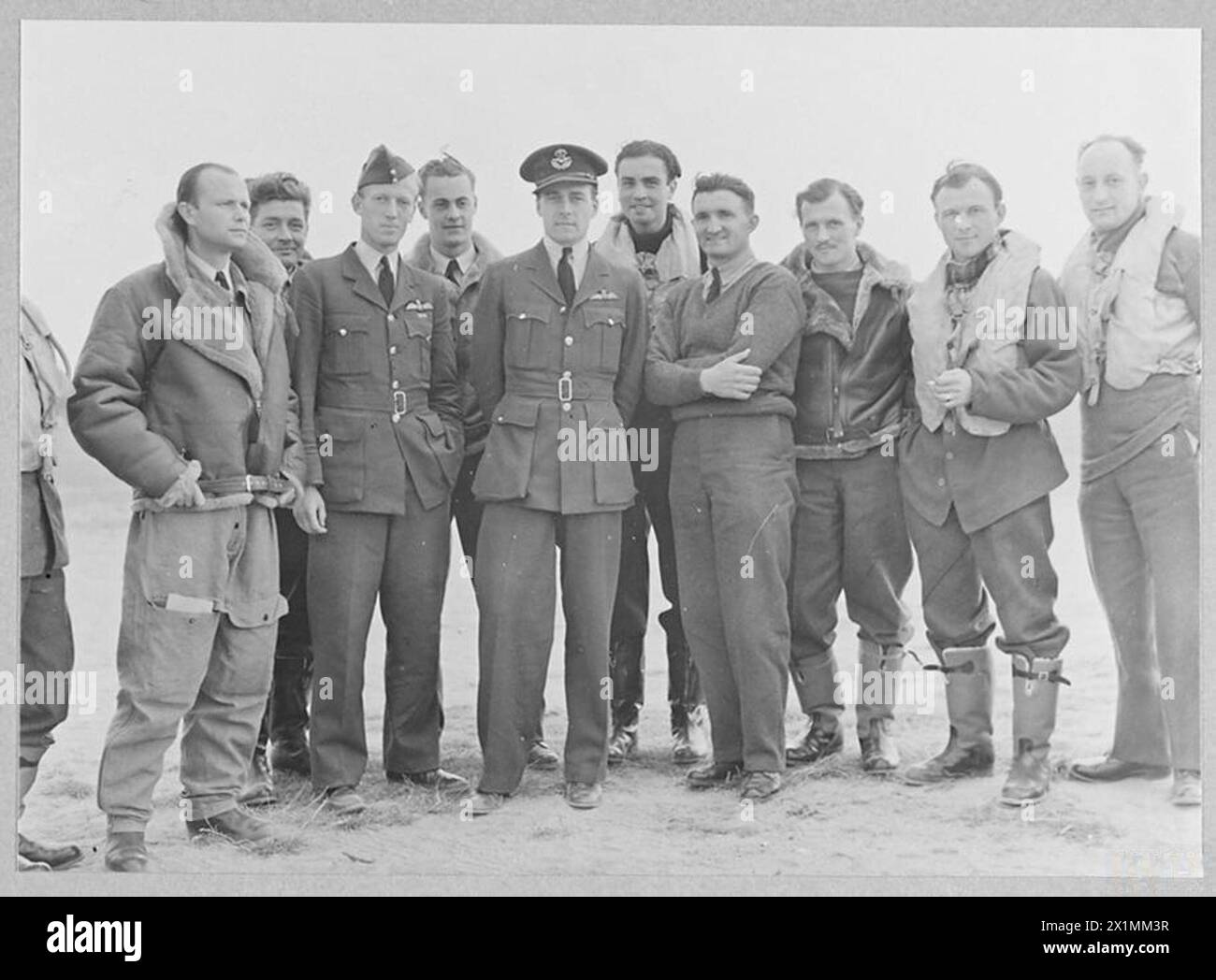 NUMMER 310 TSCHECHISCHES GESCHWADER, RAF BEI DUXFORD 1940 - [1285] der britische Kommandant des Geschwaders [in Spitzenkappe] mit einem seiner britischen Flugkommandeure [links] und einigen seiner tschechoslowakischen Piloten, Stockfoto