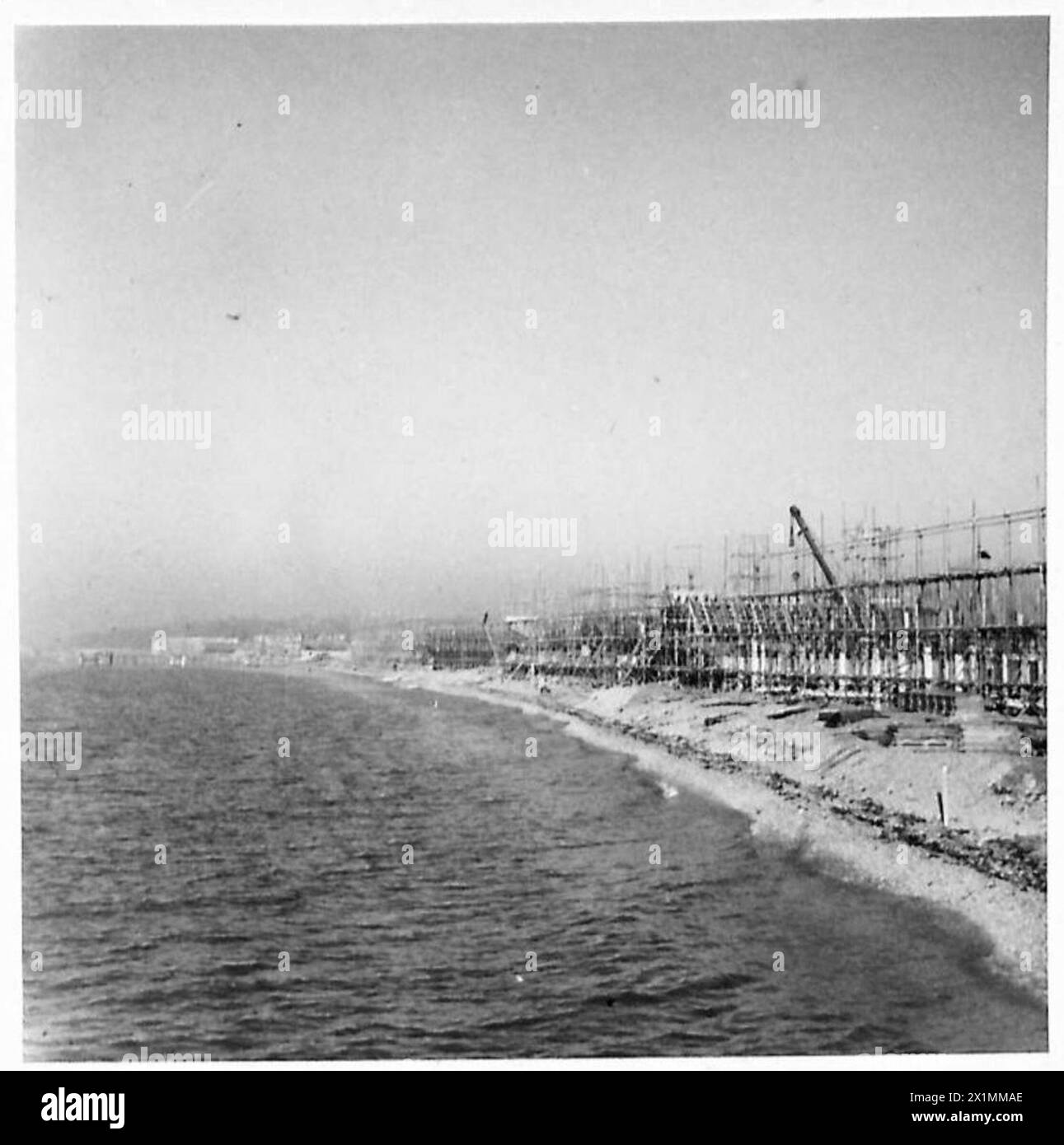 Ein allgemeiner Blick auf den Strand, der die im Bau befindliche Phoenix-Struktur im Rahmen eines Sonderauftrags von Ingenieuren der britischen Armee zeigt. Stockfoto Ein allgemeiner Blick auf den Strand, der die im Bau befindliche Phoenix-Struktur im Rahmen eines Sonderauftrags von Ingenieuren der britischen Armee zeigt. Stockfoto