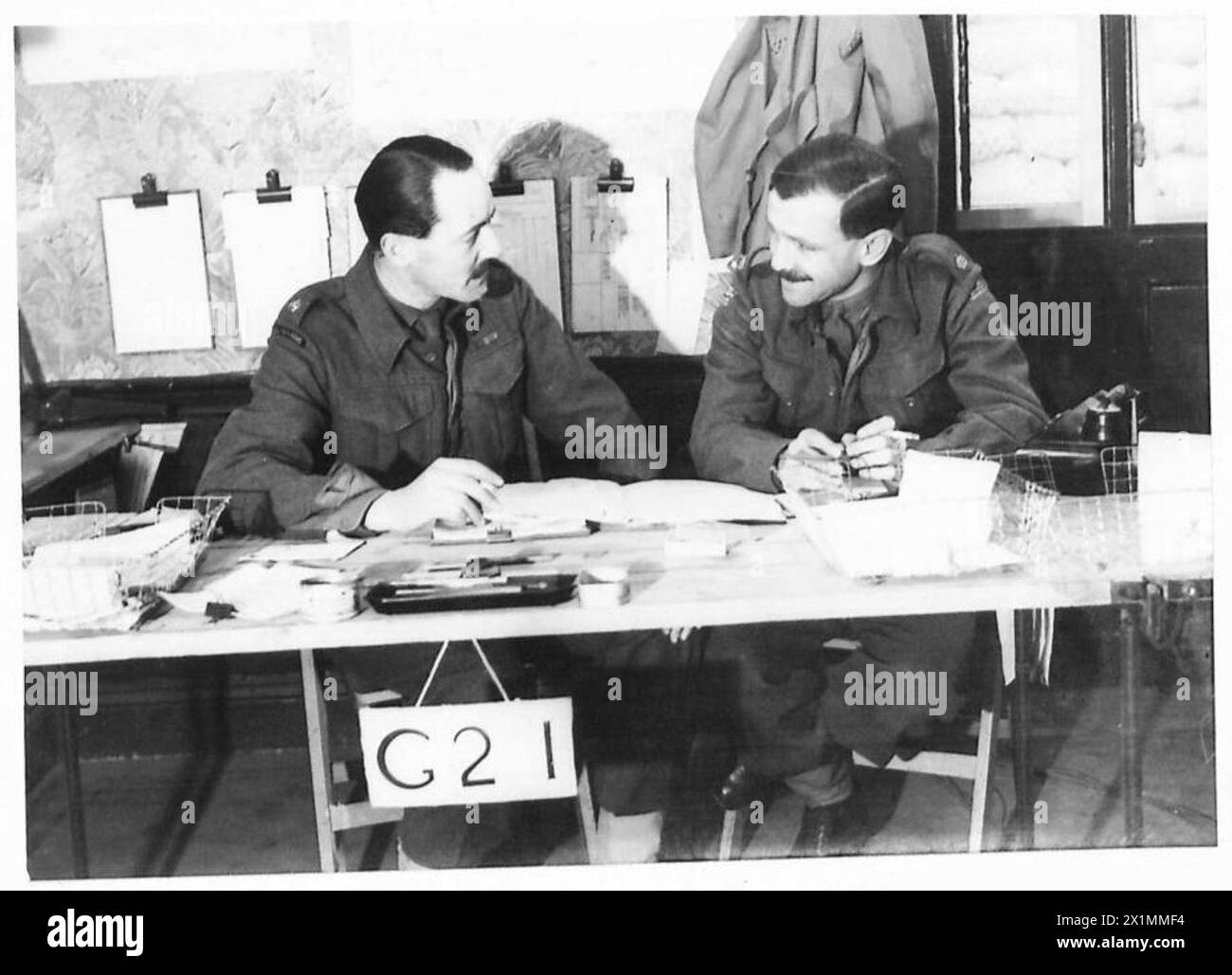 Personal eines Korps Hauptquartiers einschließlich Major J.W. Gimson (G.2,1) und Major E.C.E. Palmer (G.2 C.W), britische Armee. Stockfoto