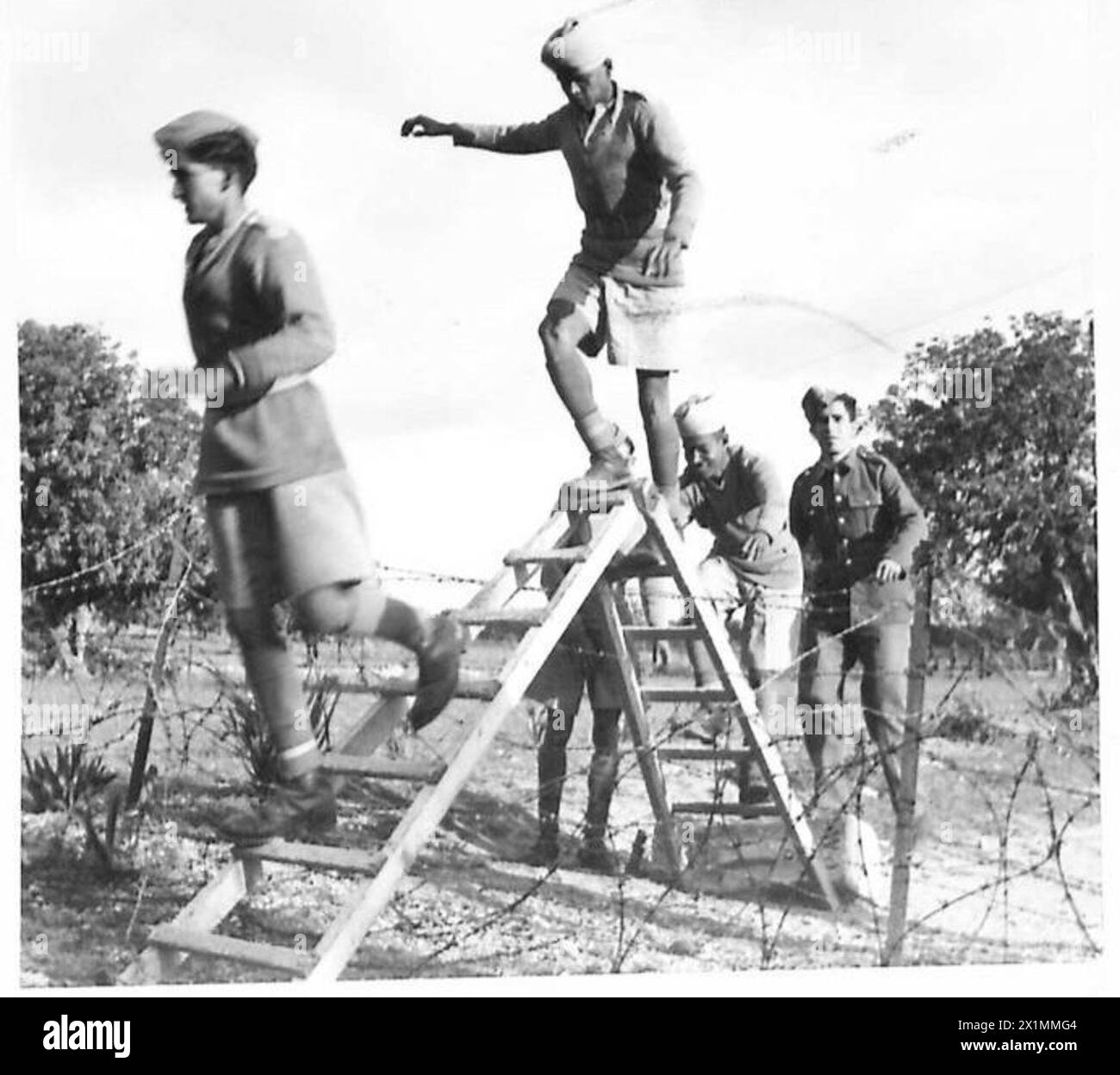 FUSSBALLSPIEL IN ZYPERN - der Weg zum Boden erfordert ein bisschen Drahtspringen, British Army Stockfoto