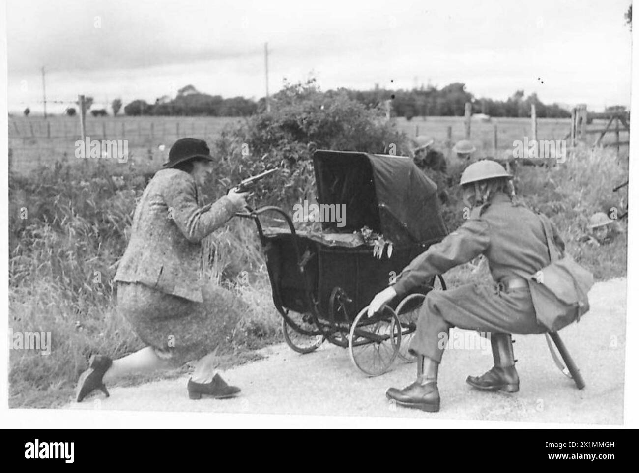 Während einer Heimwache feuert ein 5. Kolumnist, der sich als Krankenschwester ausgibt, auf einen Wächter an einer Straßensperre der British Army. Stockfoto