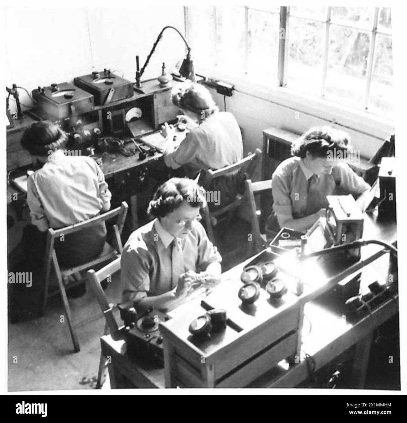 A.T.S. IN R.E.M.E. WERKSTÄTTEN - Storewomen I und T auf Meter Reparaturen, British Army Stockfoto