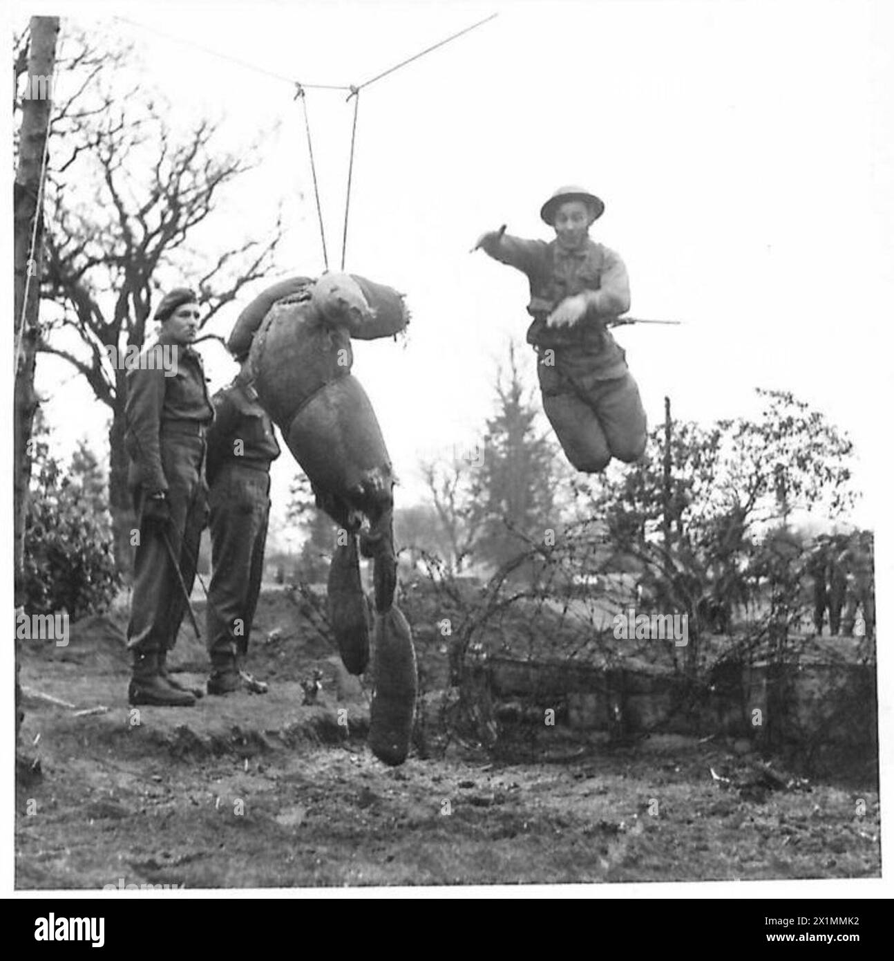Ein RECCE-TRAININGSZENTRUM - Truppen, die eine Dummy-Figur benutzen, um das Tackling zu üben, britische Armee Stockfoto