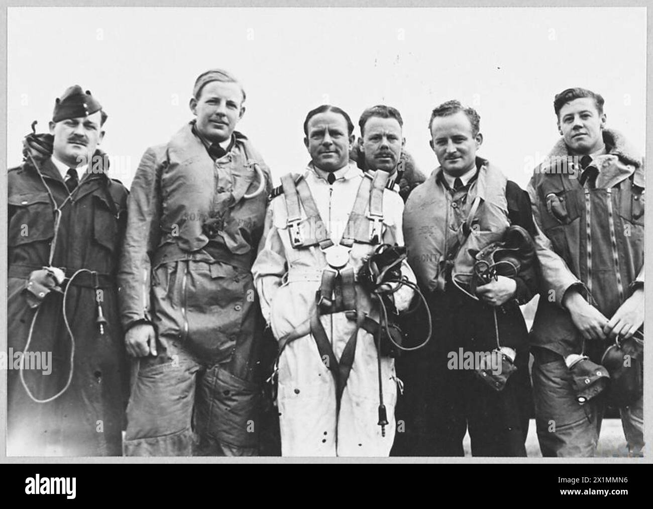 Der Squadron Leader S.E. Kay und seine Besatzung aus Neuseeländern sind nach einem Flug über Deutschland für die Royal Air Force abgebildet. Stockfoto