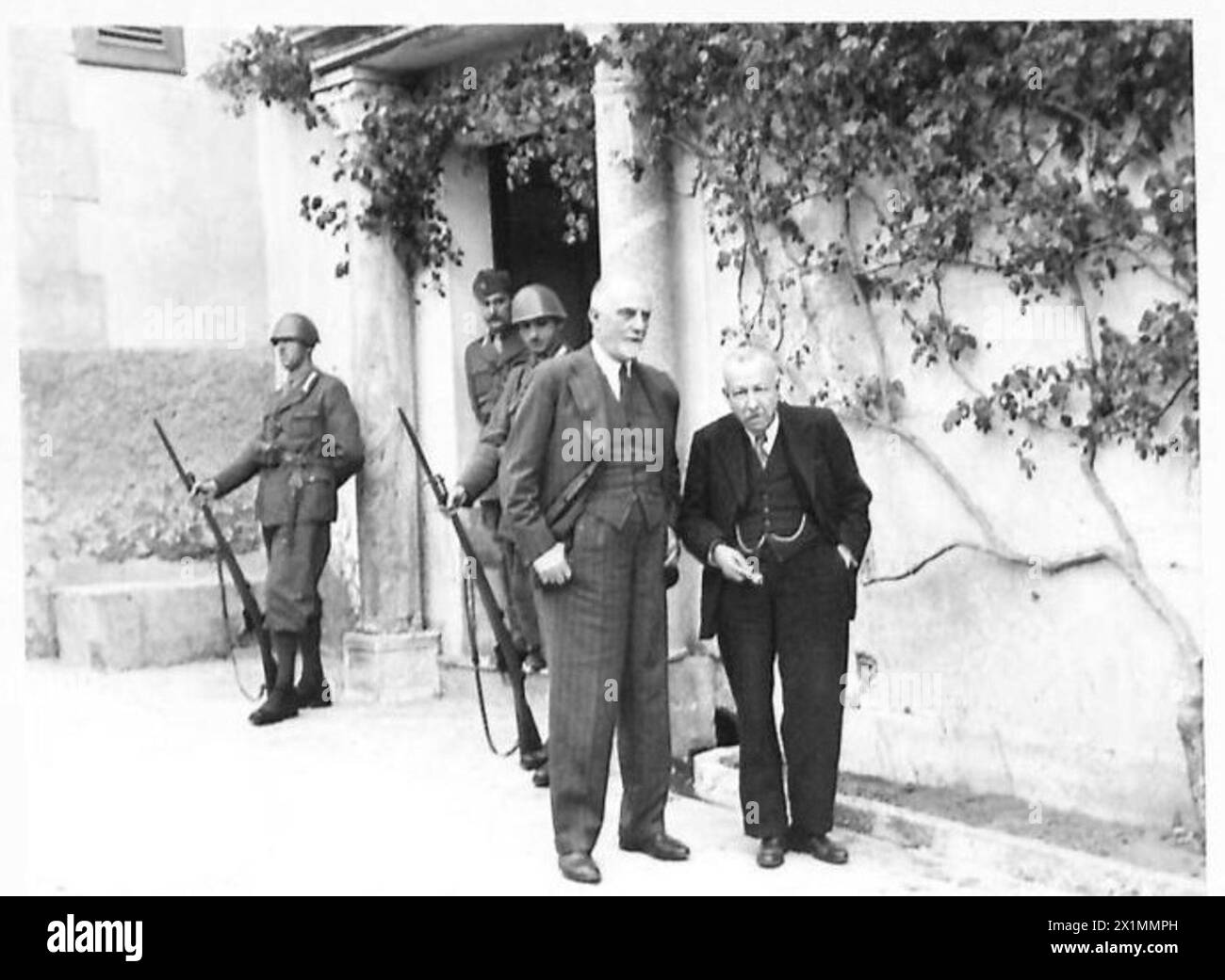 Antifaschisten, darunter Graf Sfroza und Benedetto Croce, werden vor der Residenz des Königs in Italien beobachtet und schließen sich Badoglio, der britischen Armee an. Stockfoto