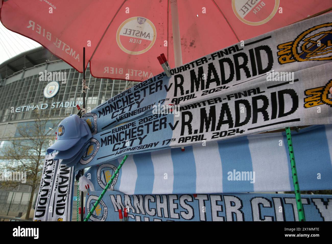 Etihad Stadium, Manchester, Großbritannien. April 2024. Champions League Fußball, Viertelfinale, Manchester City gegen Real Madrid; Match-Tücher zum Verkauf auf dem Weg zum Stadion Credit: Action Plus Sports/Alamy Live News Stockfoto
