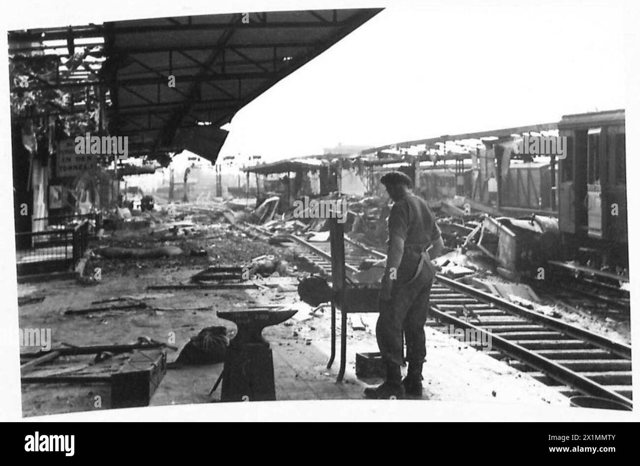 REPARATUR VON BOMBENSCHÄDEN IM BAHNHOF CAEN - Allgemeine Ansicht vom Bahnsteig Nr. 1, britische Armee, 21. Armeegruppe Stockfoto
