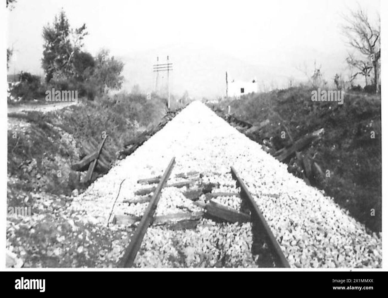 Die Royal Engineers räumen eine Eisenbahnstrecke an der Garigliano-Front in Italien ab, um als Versorgungsstraße für die Truppen der Fünften Armee der britischen Armee zu dienen. Stockfoto
