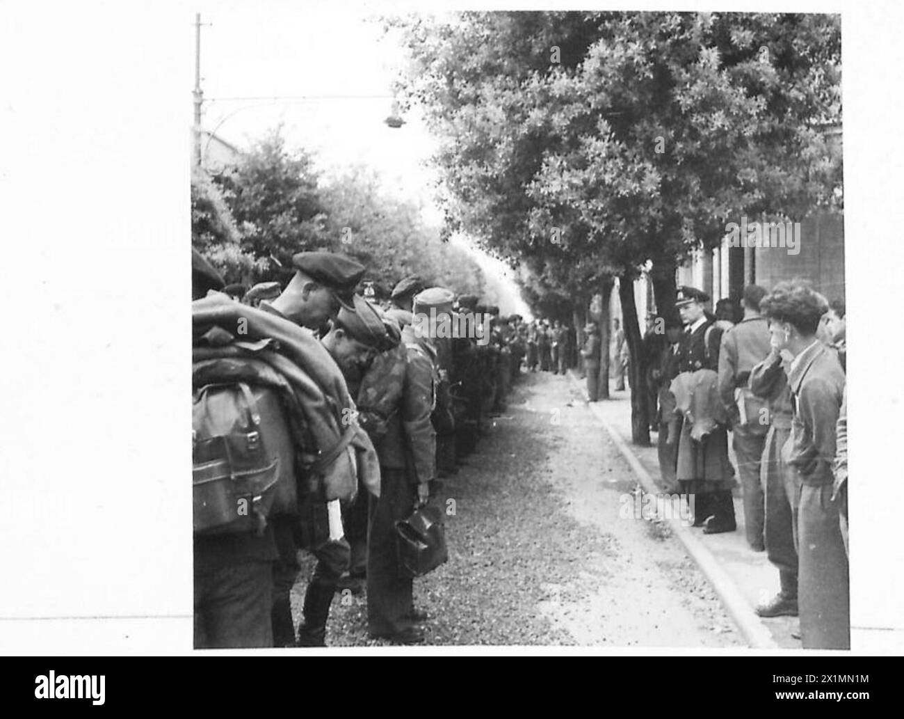 VENEDIG: KAPITULATION DER DEUTSCHEN GARNISON AUF DEM SÜDLICHEN LIDO - deutsche Gefangenenparade bereit für den marsch hinunter zu einem wartenden Boot, der britischen Armee Stockfoto