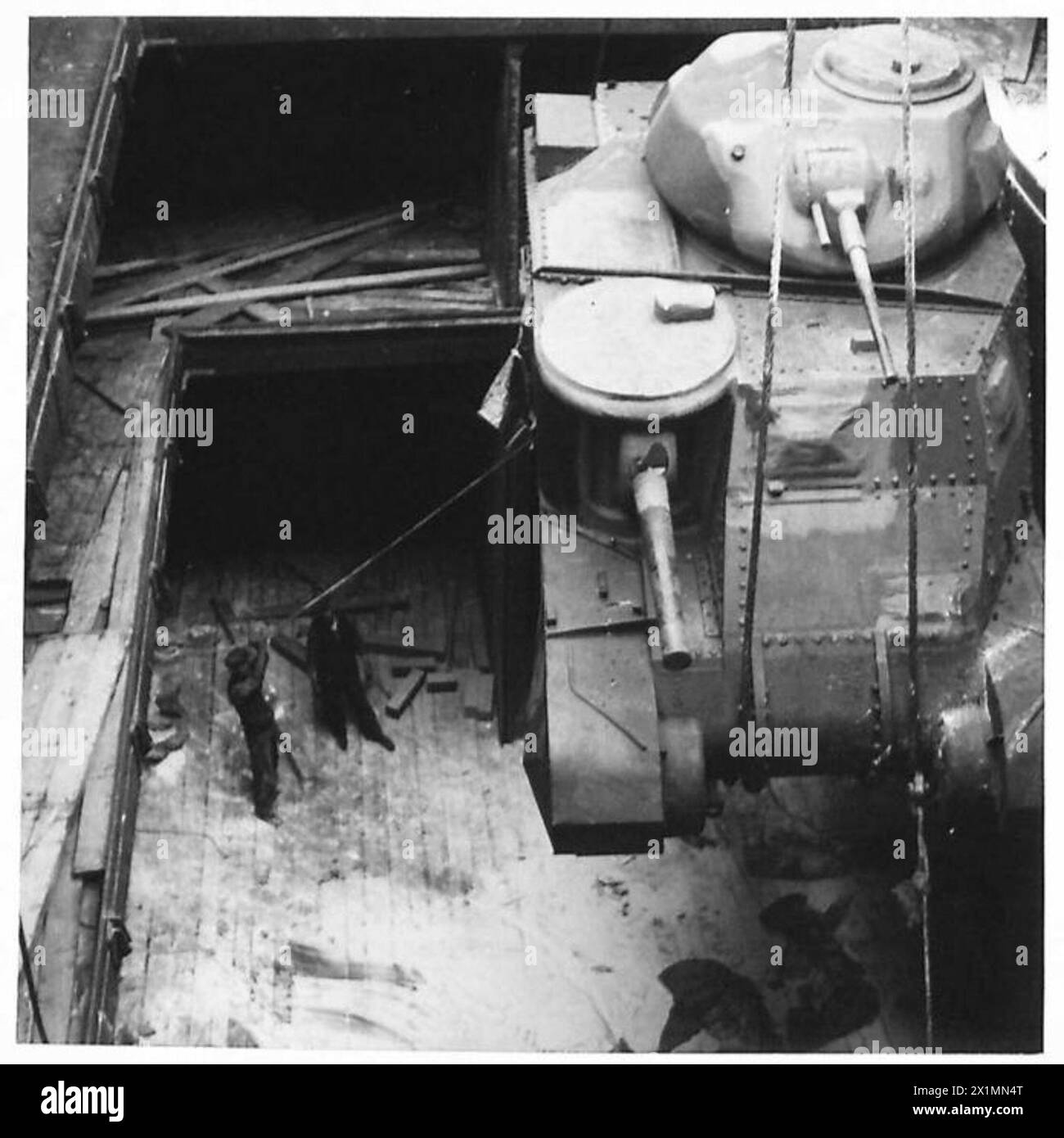 Ein General Grant Panzer wird bei der Ankunft aus dem Laderaum eines Schiffes geholt, was Teil der Logistik und des Ausbaus der Ausrüstung der British Army ist. Stockfoto