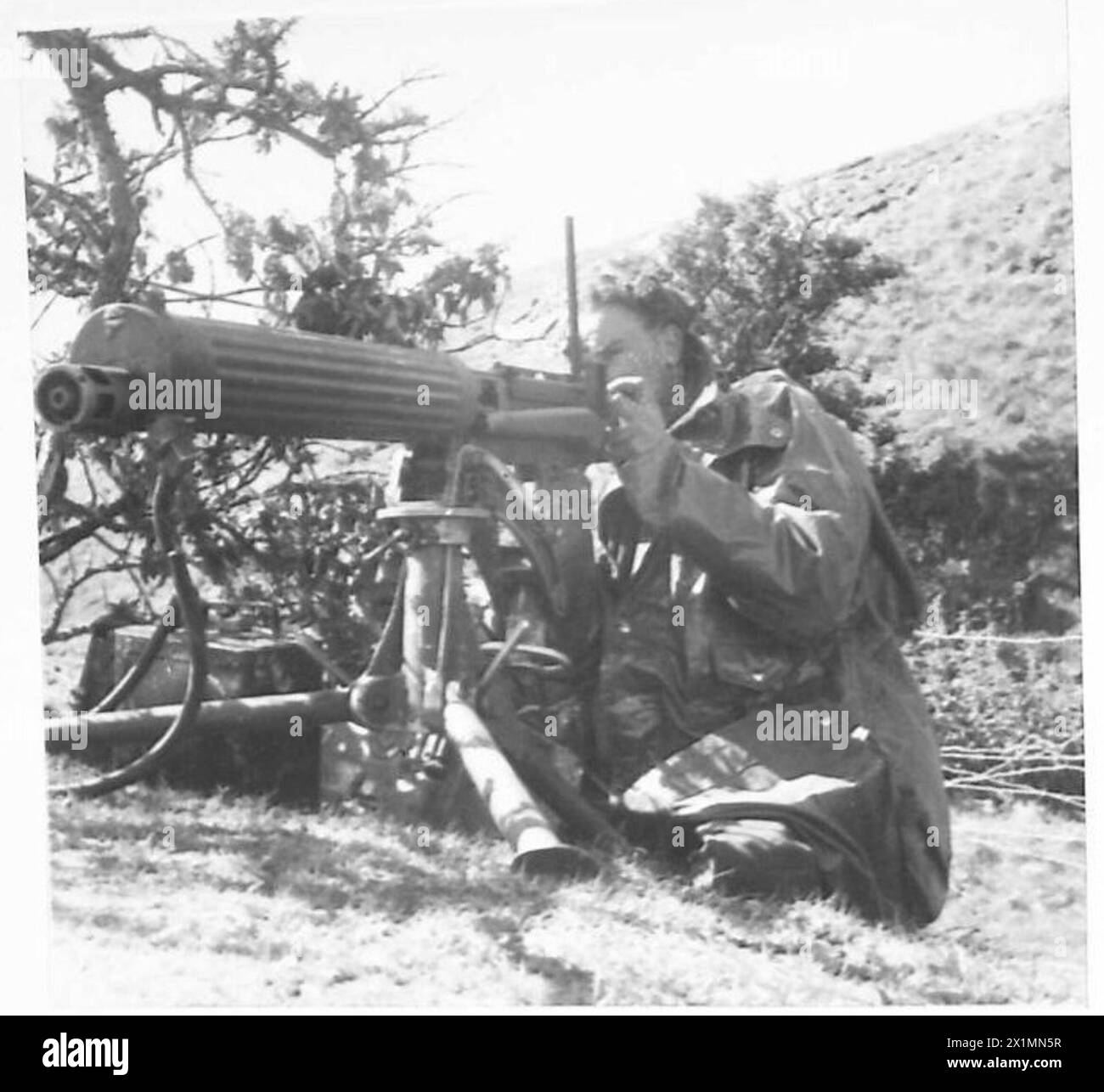 Ein Soldat der britischen Armee stellt einen feindlichen Maschinenschützer während einer falschen Invasionsübung dar. Stockfoto