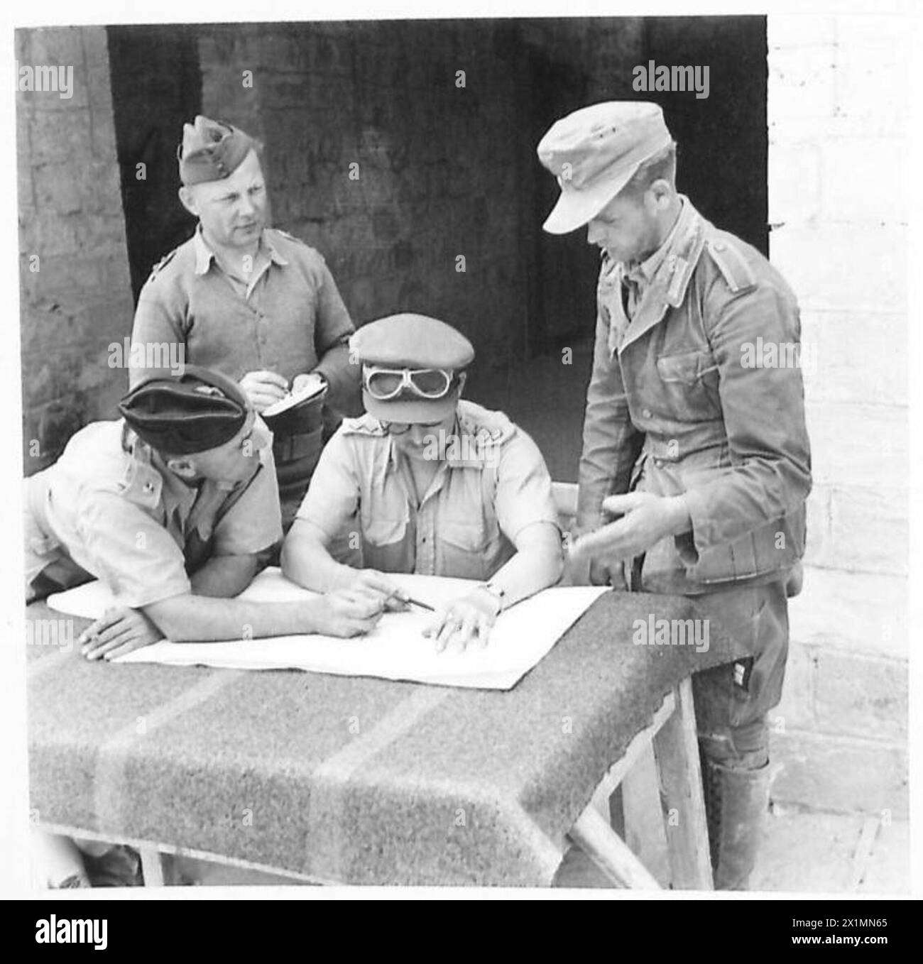 DEUTSCHE GEFANGENE IN DER westlichen WÜSTE - Ein deutscher Gefangener, der von britischen Offizieren, der britischen Armee, verhört wird Stockfoto
