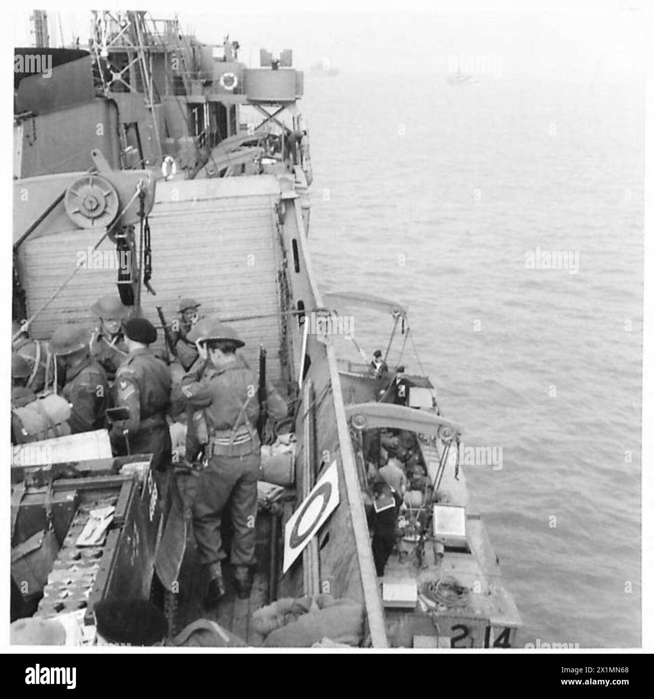 AUSBILDUNG FÜR KOMBINIERTE OPERATIONEN - Kanadische Truppen, die in Landebooten für die Übung einsteigen, British Army Stockfoto