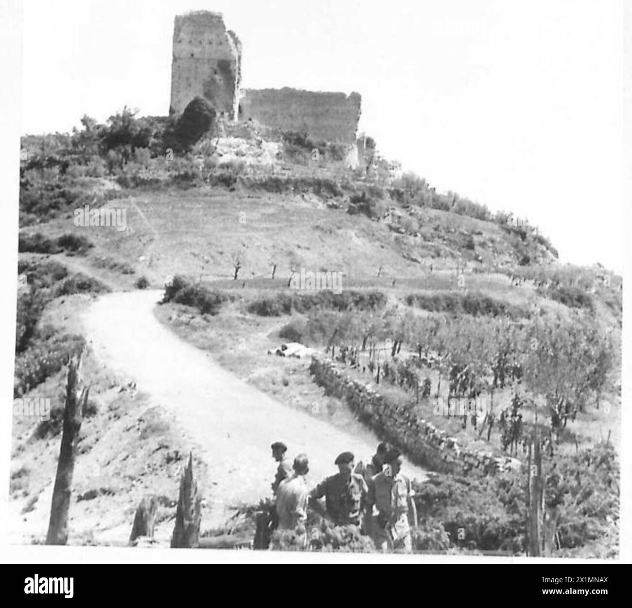 Der Offizierskommandant der A-Geschwader, 4. Division Recce, untersucht eine Karte des Gebiets während des Einmarsches der Achten Armee in Civitella, wobei die Stadt im Hintergrund sichtbar ist. Stockfoto