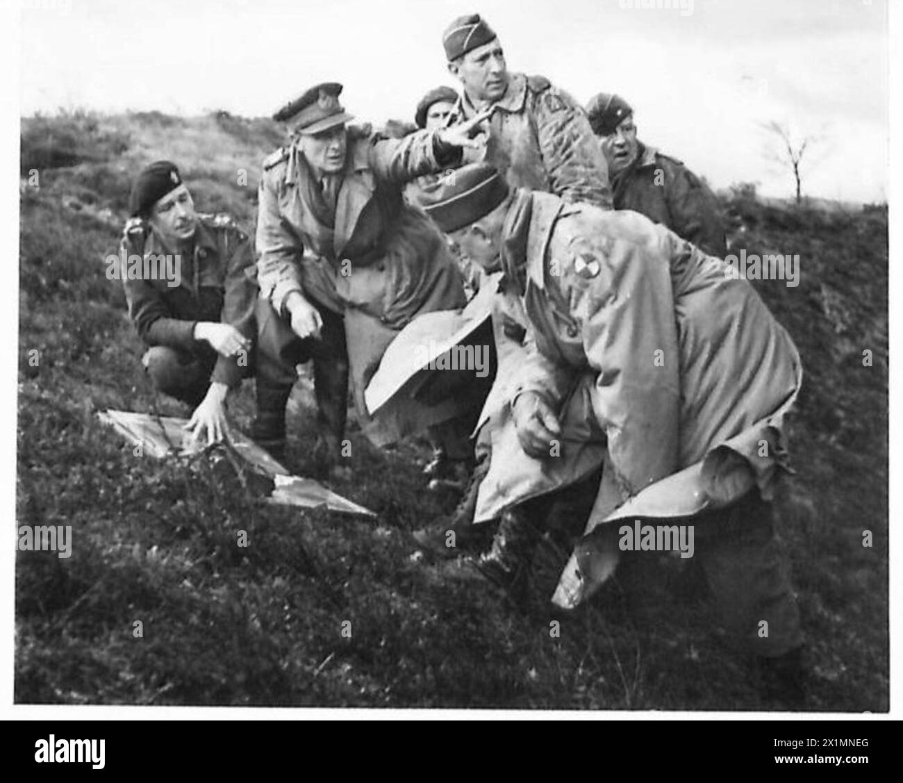 FÜNFTE ARMEE: A.A.I. KOMMANDEUR AN DER FRONT - General Clark und die Partei diskutieren die Anordnung der feindlichen Stellungen von einem Kommandopunkt im Legaro-Gebiet, British Army Stockfoto