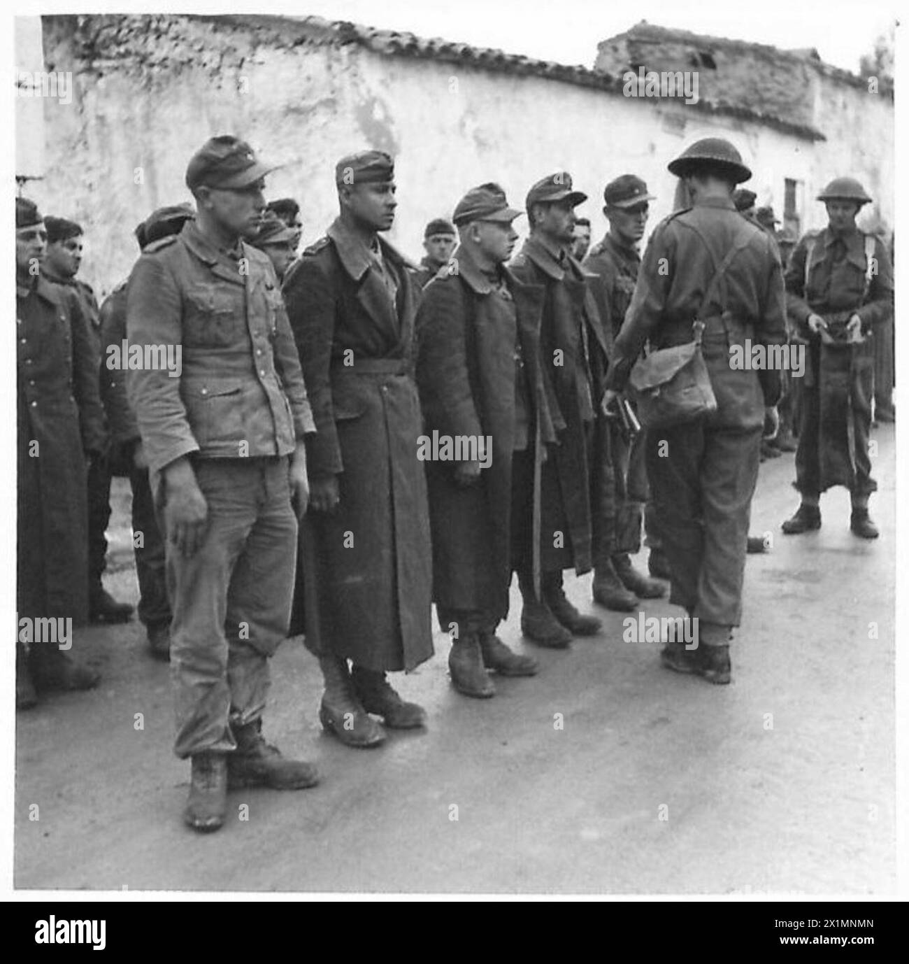Ein Geheimdienstoffizier verhört einen deutschen Gefangenen, der in Nordafrika gefangen genommen wurde. Stockfoto