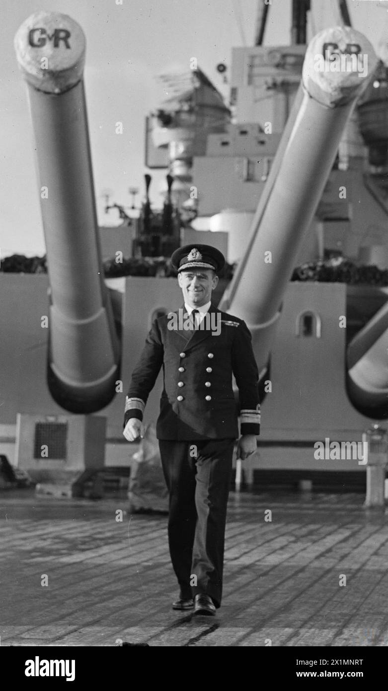 ADMIRAL SIR JOHN TOVEY UND SEINE MITARBEITER. 4. FEBRUAR 1943, AN BORD DES FLAGGSCHIFFS der HAUPTFLOTTE HMS KING GEORGE V. - Konteradmiral M Denny, CB, auf dem Quartierdeck des Flaggschiffs HMS KING GEORGE V. Stockfoto