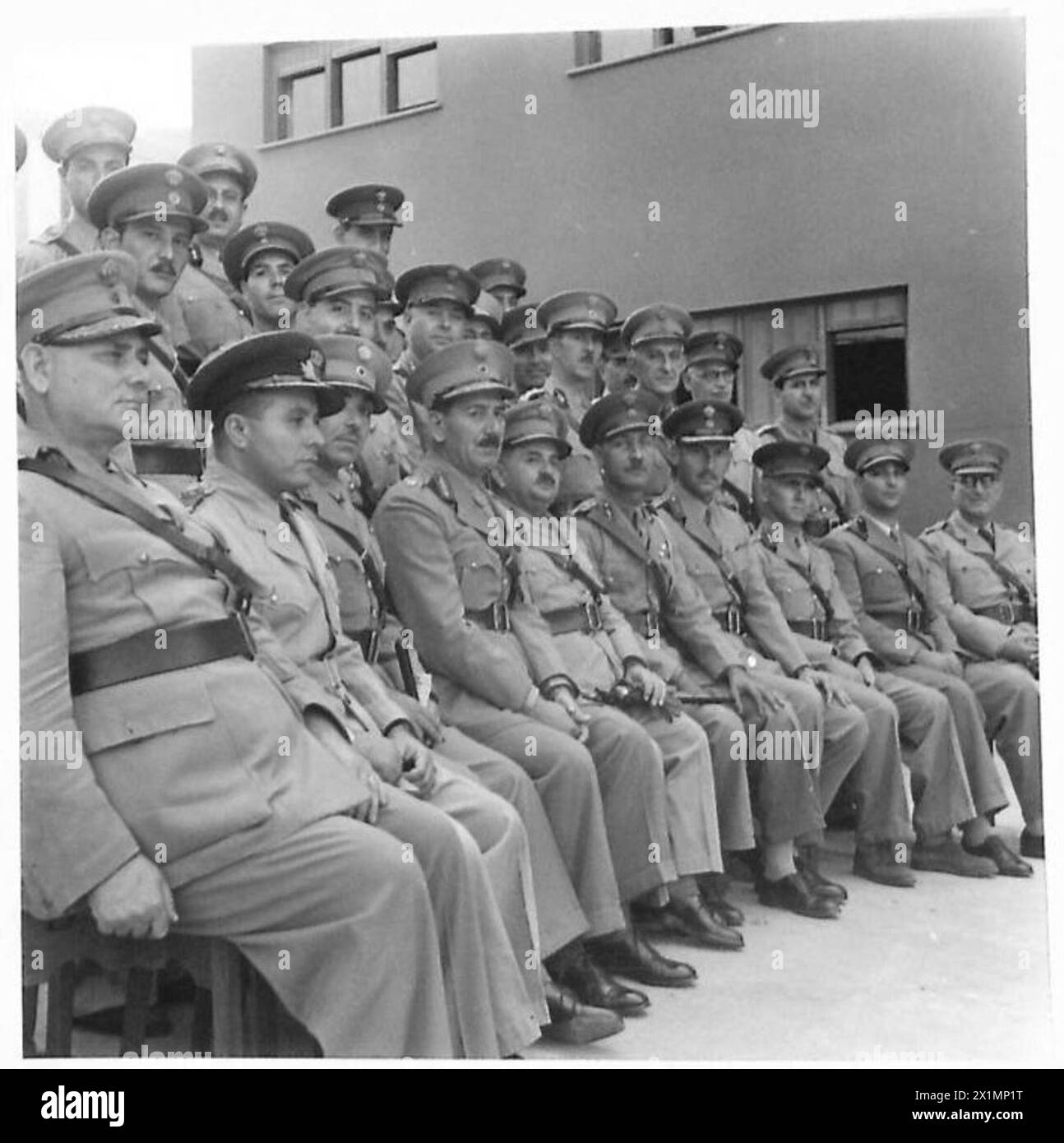 MIT DEM GRIECHISCHEN OBERBEFEHLSHABER IN SEINEM HAUPTQUARTIER im NAHEN OSTEN - diese drei Bilder zeigen den General mit dem Stab seines Hauptquartiers im Hauptquartier nach der Konferenz, britische Armee Stockfoto