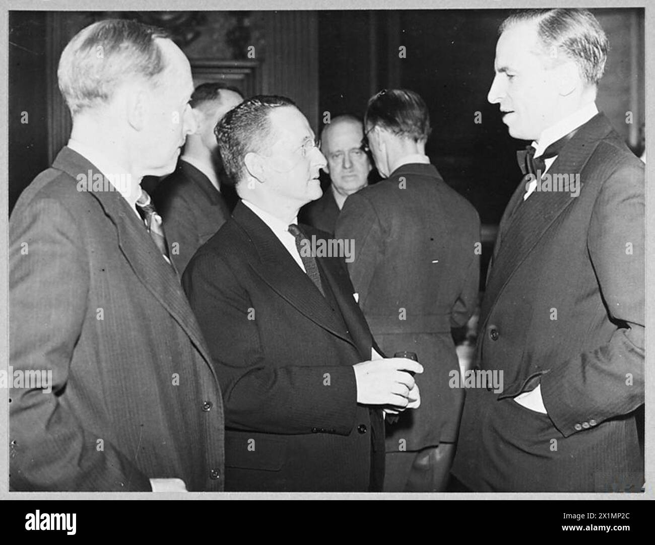 KANADISCHE JOURNALISTEN wurden am 10. September im LUFTMINISTERIUM UNTERHALTEN (Foto ausgestellt 1942) kanadische Journalisten, die Großbritannien besuchten, wurden im Luftministerium unterhalten. Von links nach rechts – Mr. Geoffrey Mander, M.P., Major B.S. Wemp, City Editor des 'Evening Telegraph' Toronto; Sir Archibald Sinclair, BT., KT., CMG., Staatssekretär für Luftfahrt, Royal Air Force Stockfoto