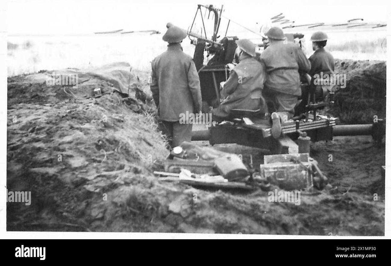 WEITER IN RICHTUNG FLUSS MAAS - Infanterie der „A“-Truppe 415 Bty. 126 LAA Regt. RZ. 74 AA BDE verteidigte das Sumpfland in Richtung des Flusses Maas mit Bofor Guns, British Army, 21st Army Group Stockfoto