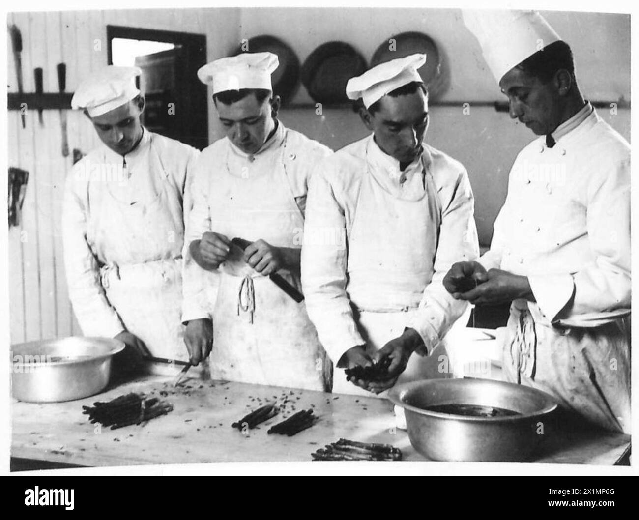Personal der Army School of Cookery in Aldershot bereitet Gerichte im Rahmen von kulinarischen Schulungen und kulinarischen Unterweisungen zu. Stockfoto