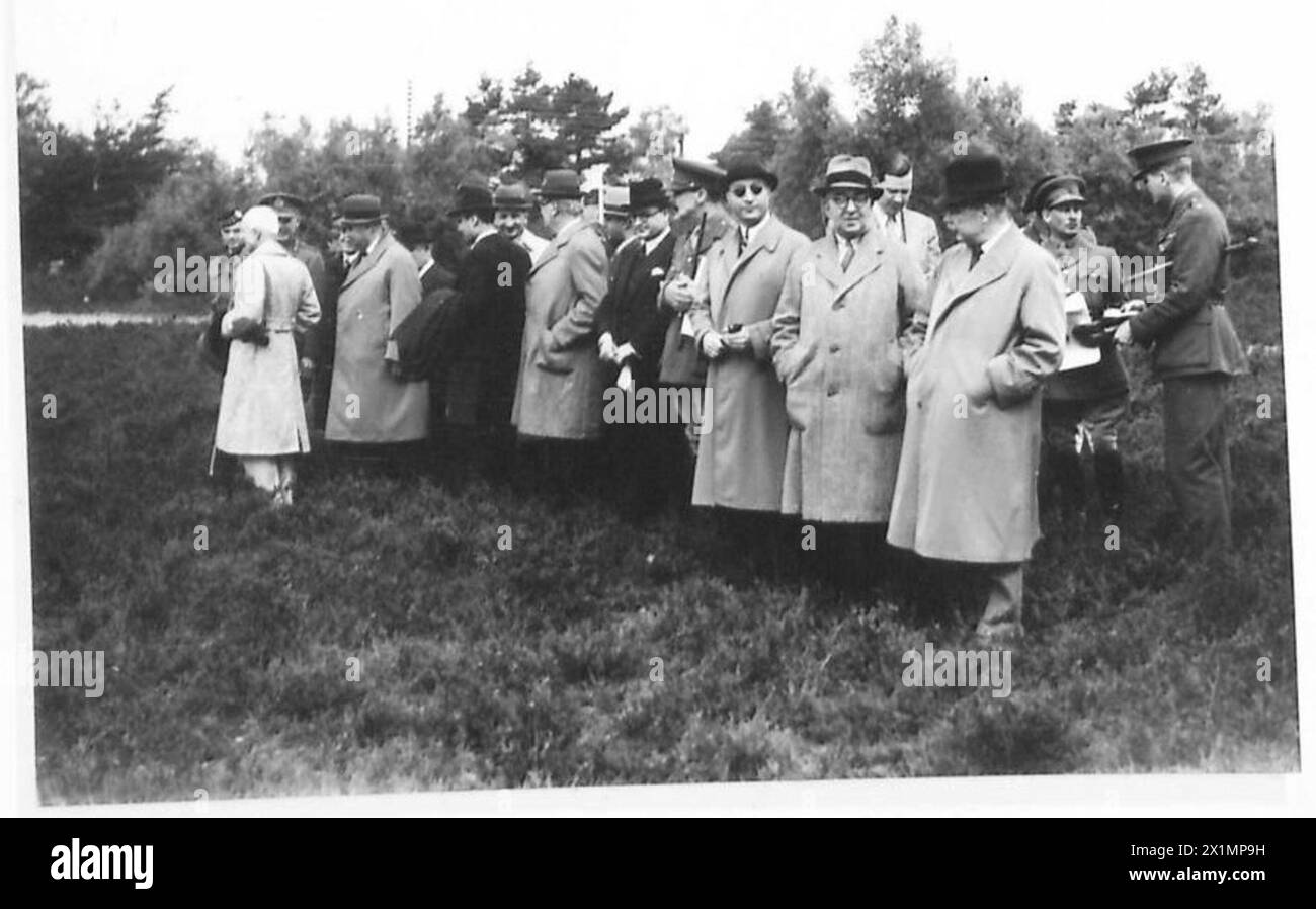 Türkische Parlamentsabgeordnete und Redakteure besuchen das Aldershot Command als Teil eines offiziellen militärischen Engagements der British Army. Stockfoto