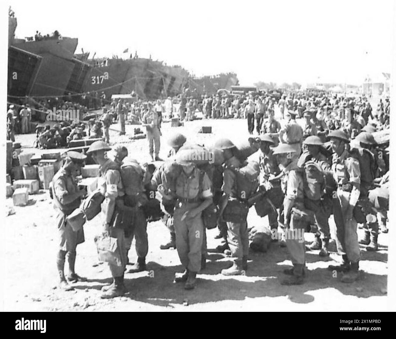 Britische Truppen der Fünften Armee warten darauf, in Bizerta Landeboote für die Anlandungen in der Salerno-Bucht von Neapel, Invasion Italiens, zu starten. Stockfoto