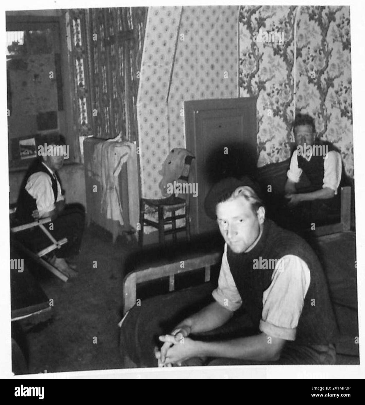 Verdächtige des französischen Widerstands in Beaumensil, Eure, sind im Chateau-Hauptquartier inhaftiert und warten auf Vernehmung durch die britische Armee, 21. Armeegruppe. Stockfoto