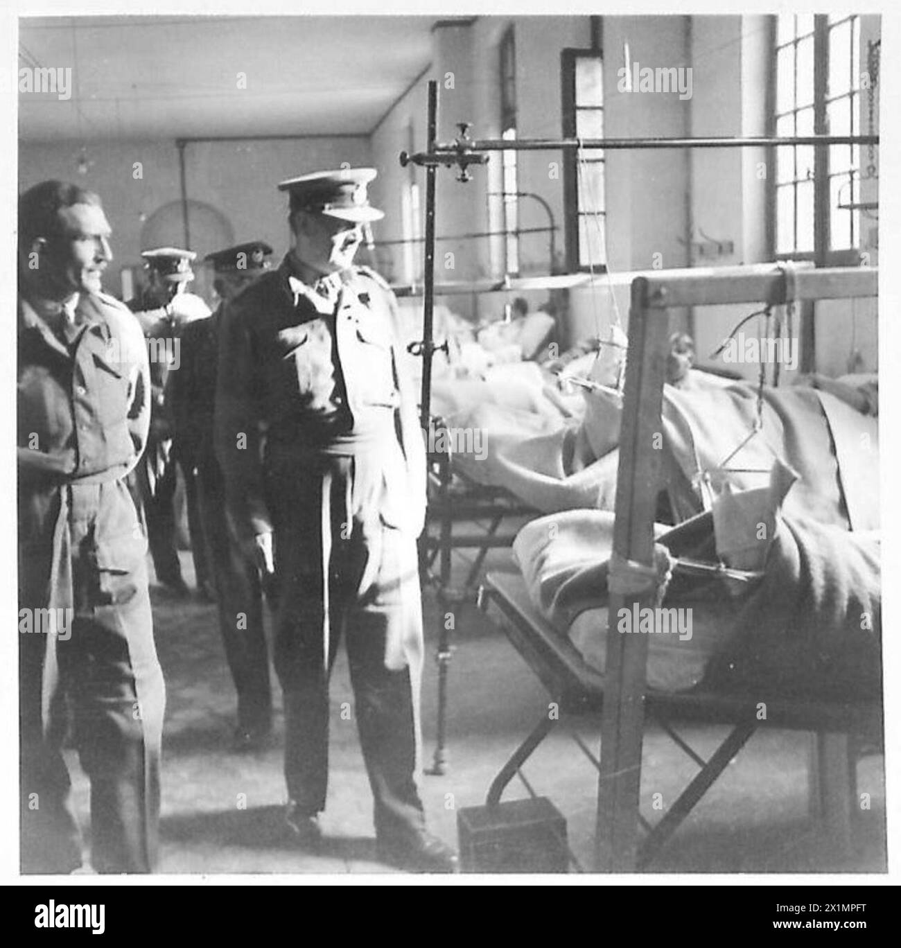 NORDAFRIKA : INSPEKTION DER MEDIZINISCHEN VERSORGUNG DURCH D.G.M.S. - Lieut General Hood in der chirurgischen Abteilung des General Hospital 95, British Army Stockfoto