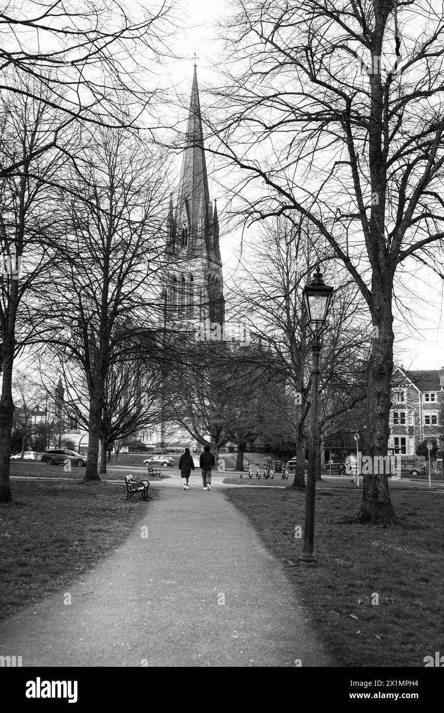 Bristol, England, 29. März 2024: Park in Clifton Down Neighborhood und Christ Church in the Background Stockfoto
