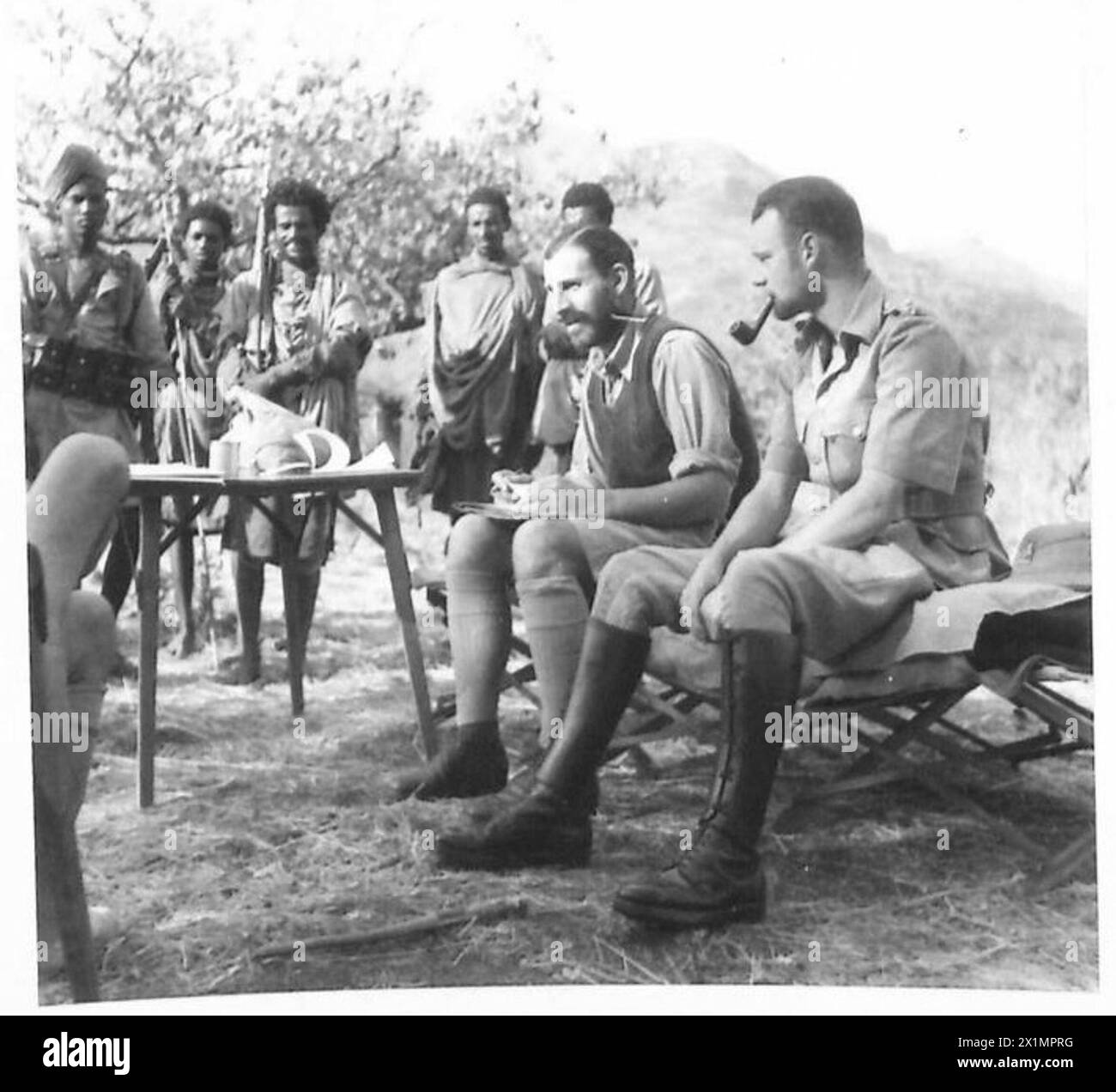 Offiziere der britischen Mission in Abessinien werden mit patriotischen Führern fotografiert, die sie bei Operationen in der Region ausgebildet haben. Stockfoto