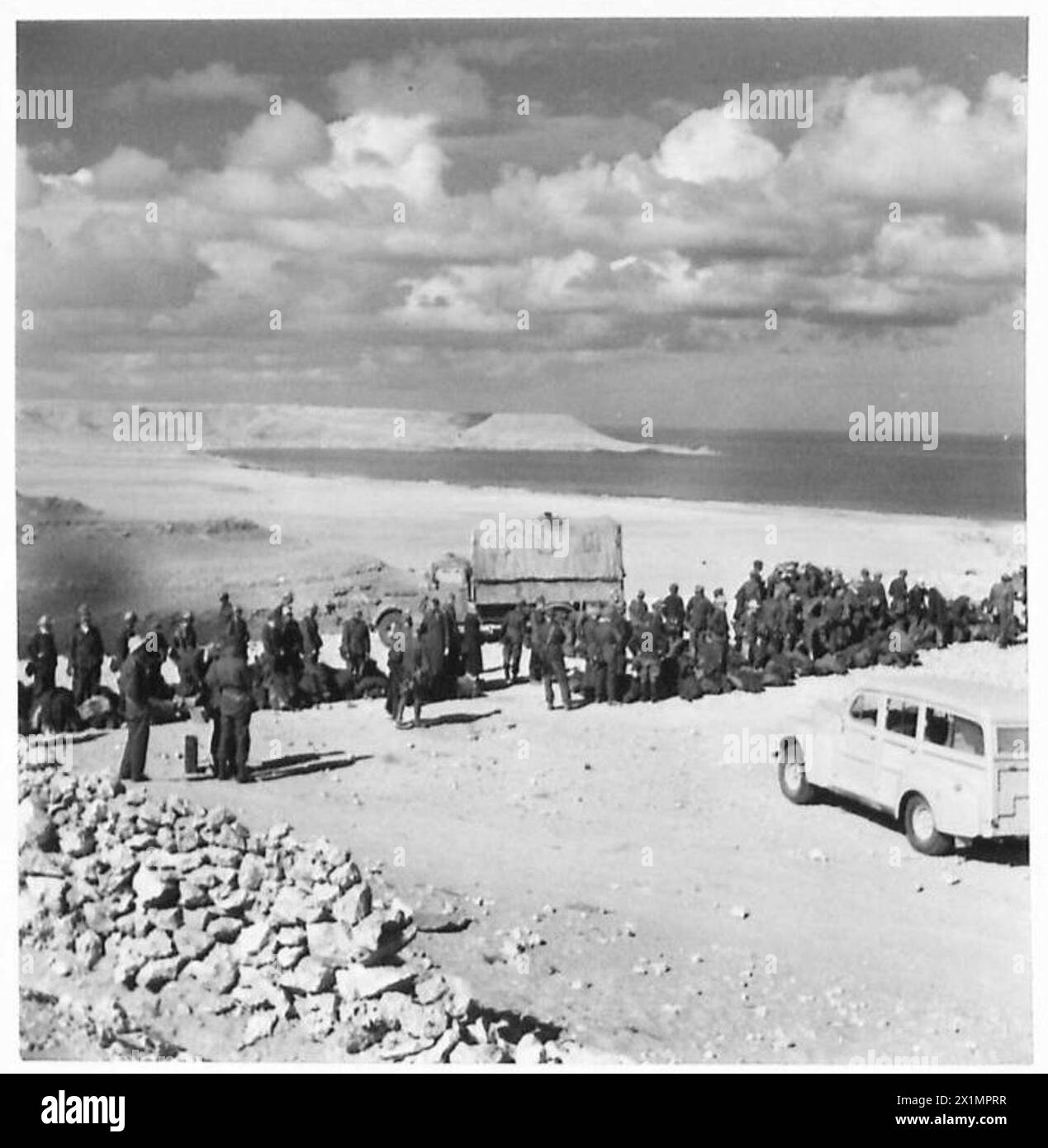 Major Bach, Major General Schmitt und Major General con Ravenstein verlassen ihr temporäres Quartier für eine Fahrt, British Army. Stockfoto