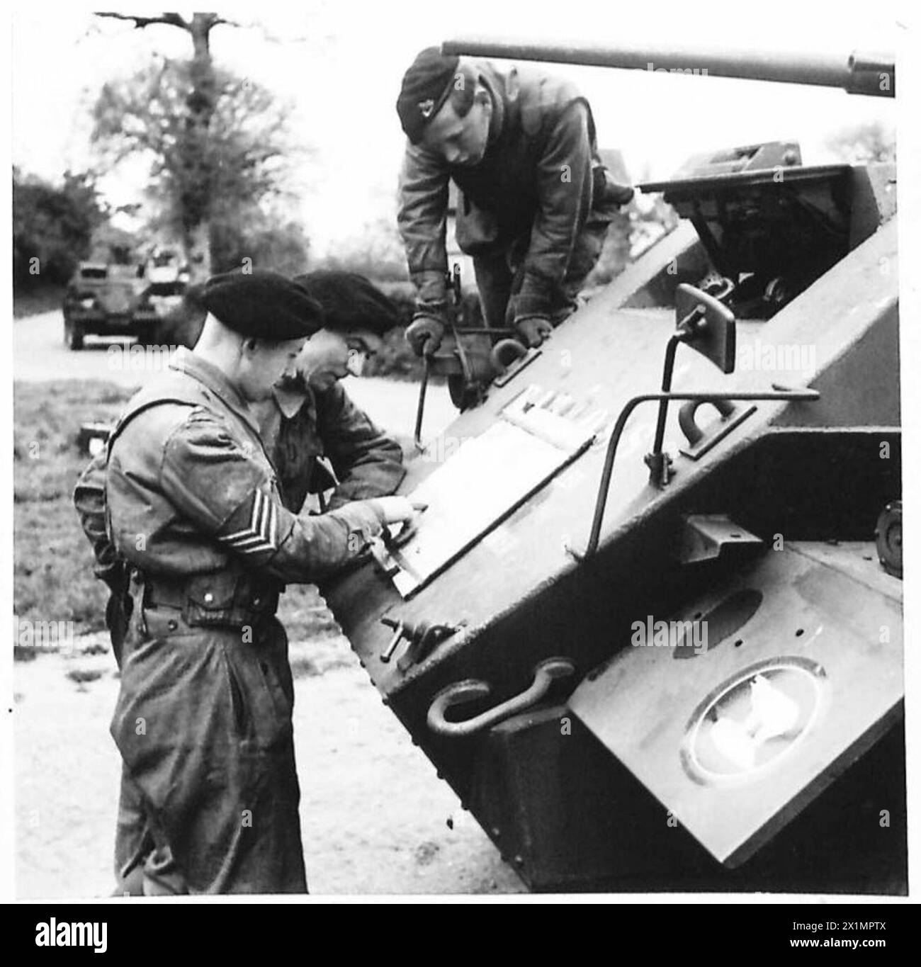 Mitglieder eines Aufklärungskorps der britischen Armee überprüfen ihre Position auf einer Karte während der Feldoperationen. Stockfoto