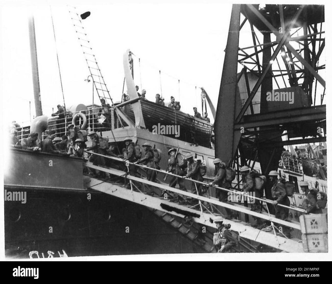 DAS ERSTE KONTINGENT DER B.E.F. GEHT VON SOUTHAMPTON NACH FRANKREICH - Truppen gehen an Bord, britische Armee Stockfoto