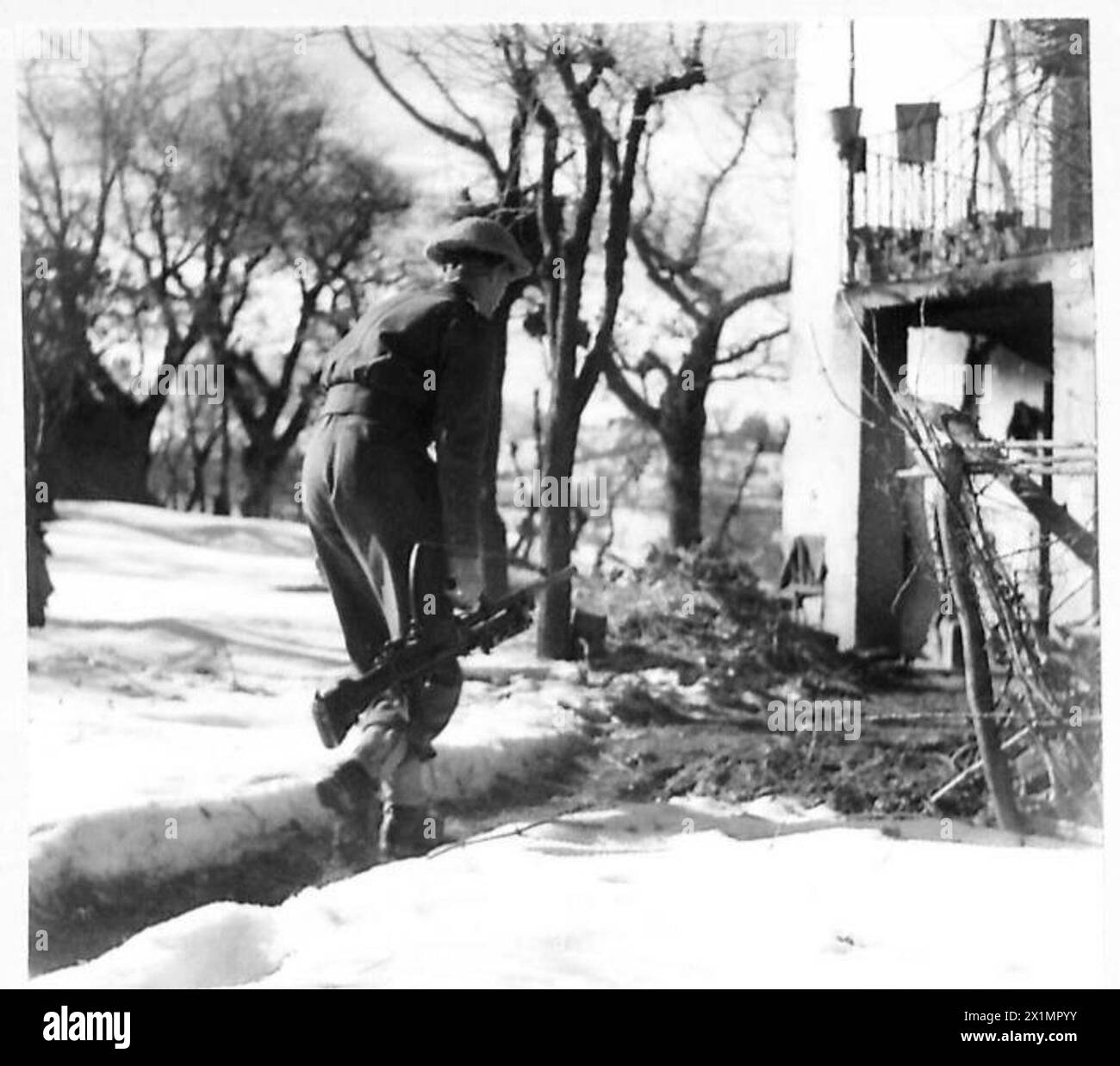 ITALIEN: ACHTE ARMEE - Pte. C.W. Pollardof 5 Percy Avenue, Stratford, Taranoki, Neuseeland, auf einem schneebedeckten Weg zum Haus, besetzt von No. 3 Coy., 22 Motor Bn, britische Armee Stockfoto