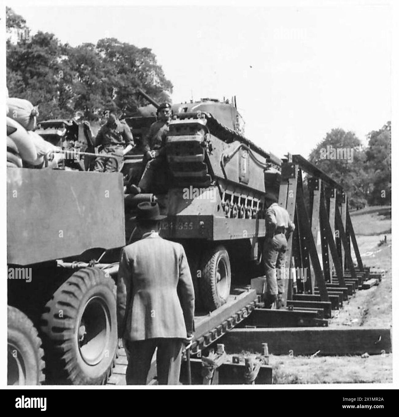 TESTING HAMILTON BRIDGE - Transporter mit Panzerüberquerungsbrücke, British Army Stockfoto