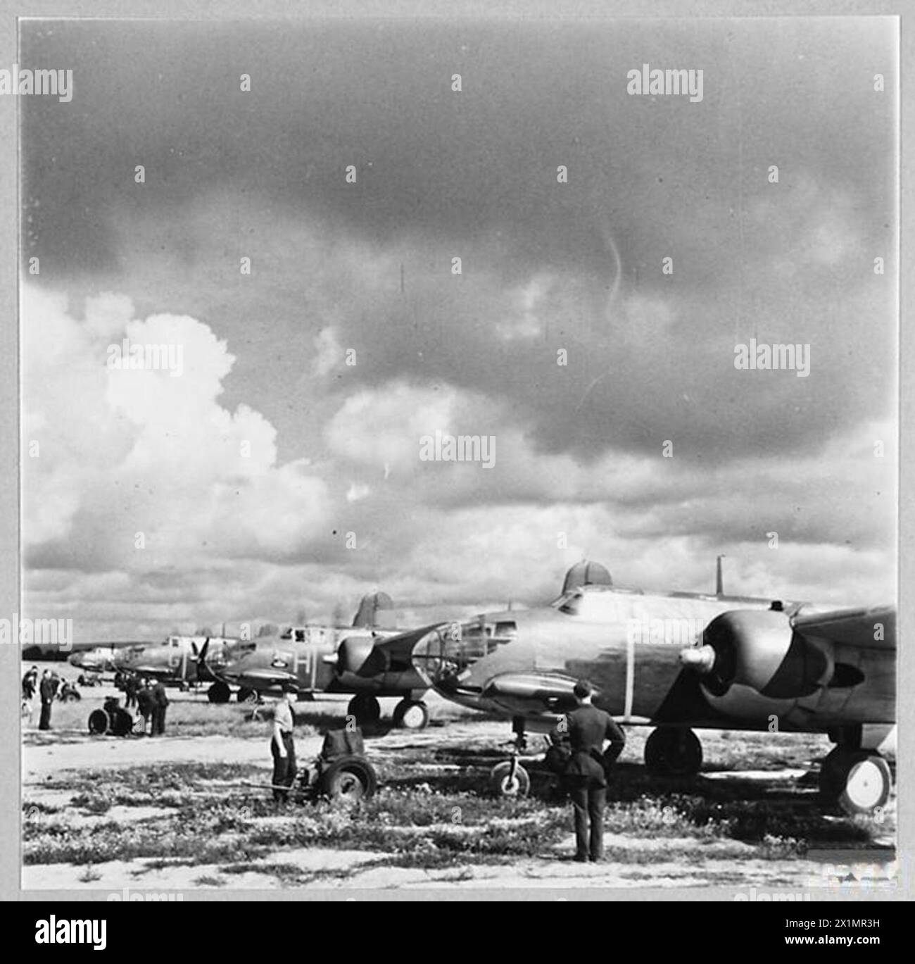 R.A.F. BOSTON III UND SPITFIRES SCHLIESSEN SICH AN DER KANALFEDERUNG AN – (Foto veröffentlicht 1942) Ein Flug von Boston Bombern, die in Betrieb genommen werden, Royal Air Force Stockfoto