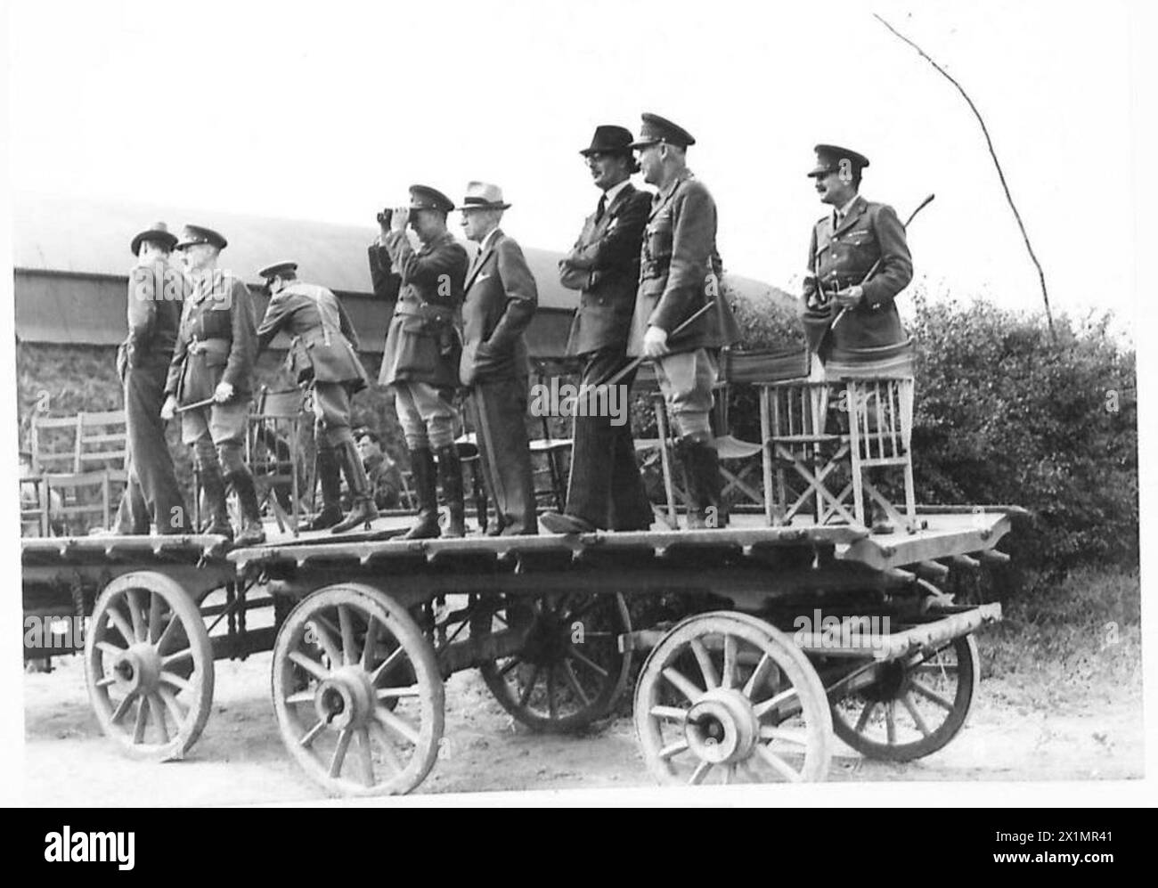 Mr. Eden beobachtet Panzermanöver der 3rd City of London Yeomanry Scharfschützen von einer Farmwagentribüne in Hildersham, British Army. Stockfoto