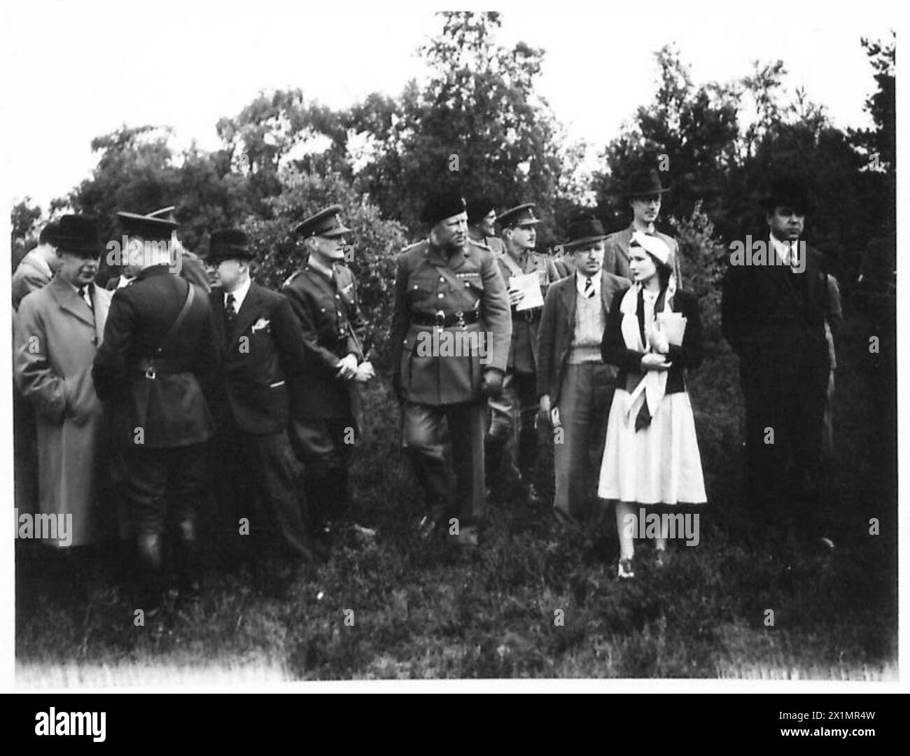 Türkische Parlamentsabgeordnete und Redakteure besuchen das Aldershot Command und werden von Beamten der britischen Armee empfangen. Stockfoto