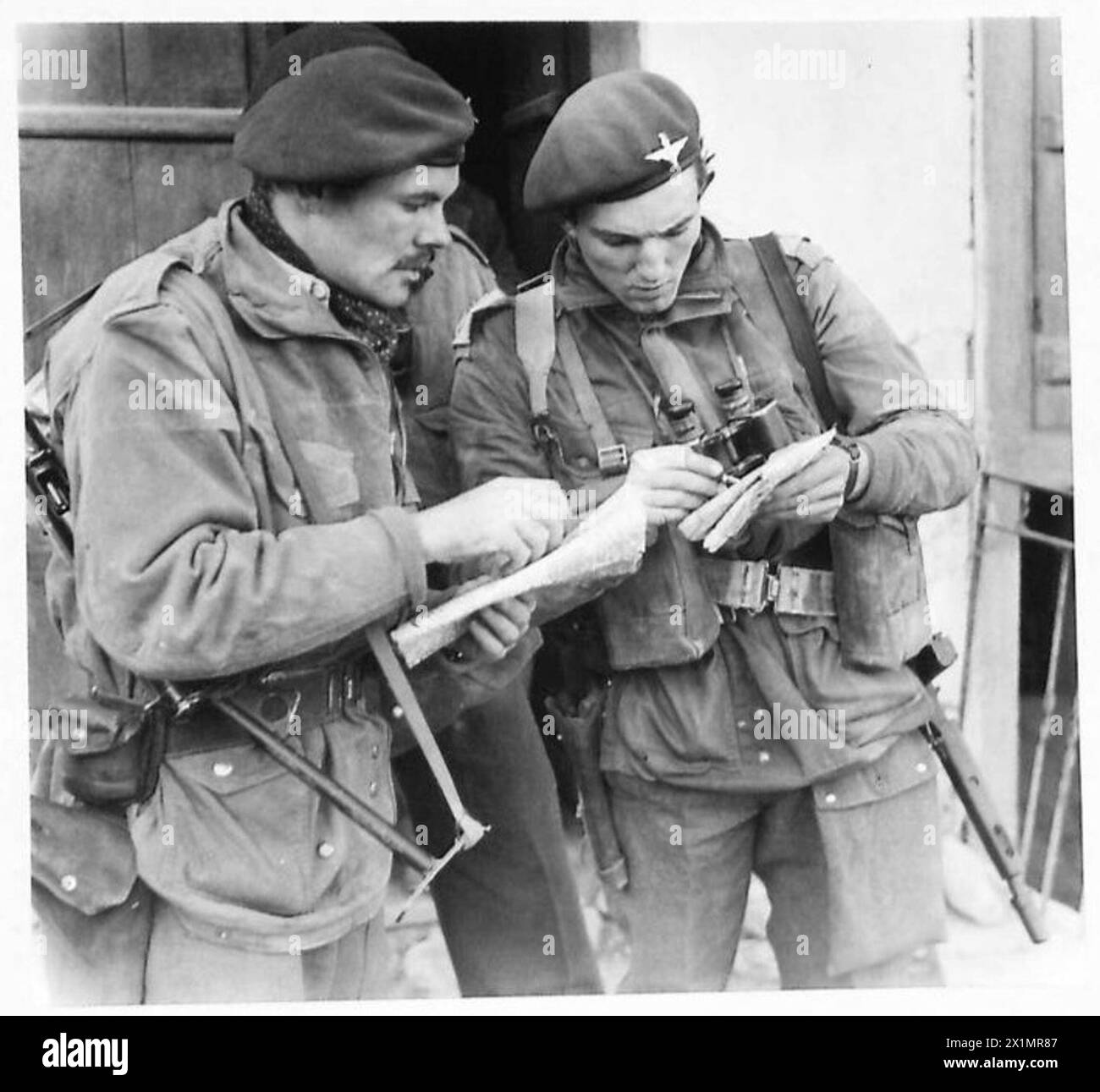Major J. McBarnes und Lieutenant Watson studieren eine Karte in Athen als Teil der taktischen Planung während eines Vormarsches der britischen Armee. Stockfoto