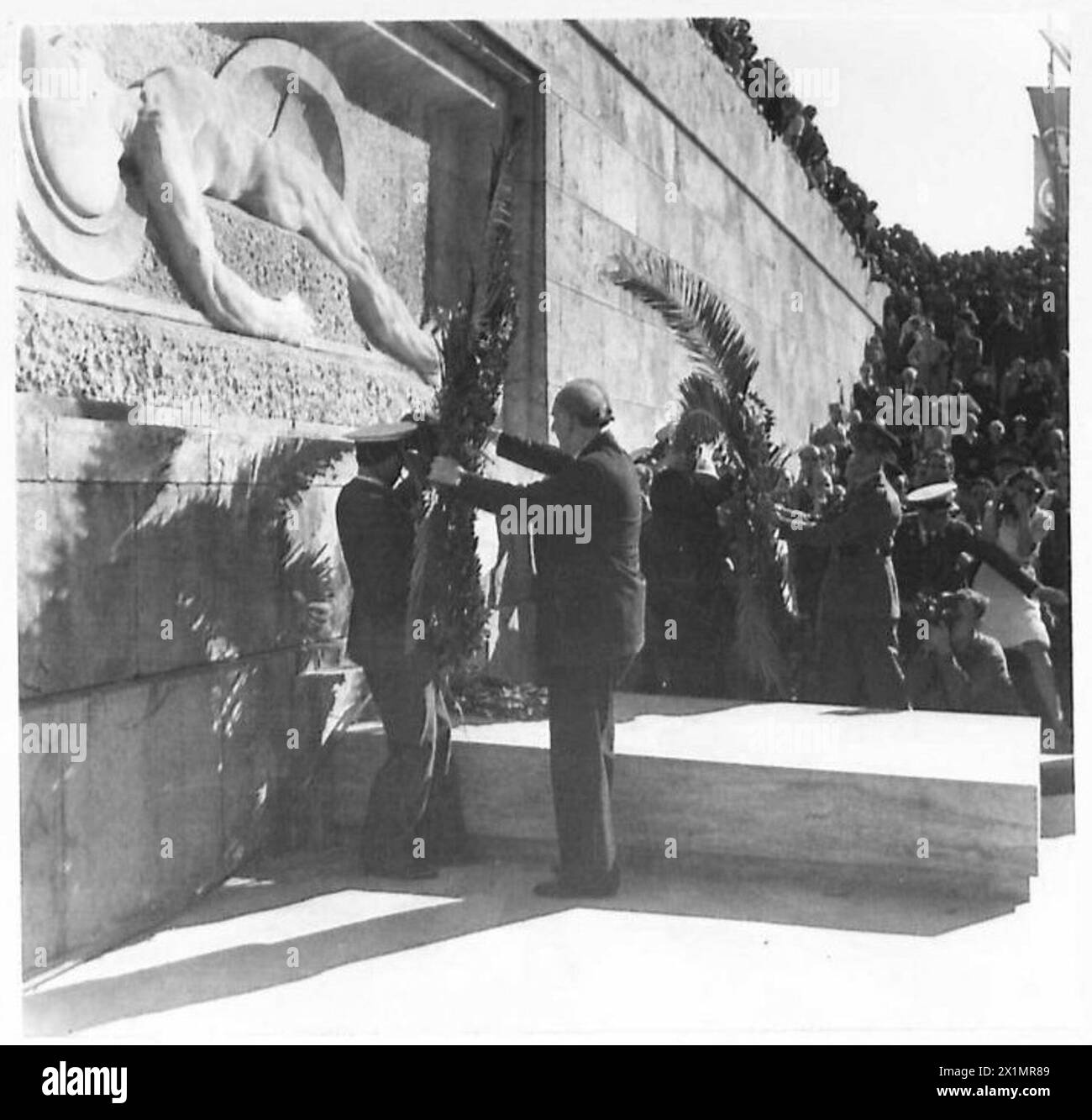 M. Papandreou und Leutnant General Scobie legten während des Eintritts der neuen griechischen Regierung einen Kranz am Grab des Unbekannten Kriegers. Stockfoto M. Papandreou und Leutnant General Scobie legten während des Eintritts der neuen griechischen Regierung einen Kranz am Grab des Unbekannten Kriegers. Stockfoto