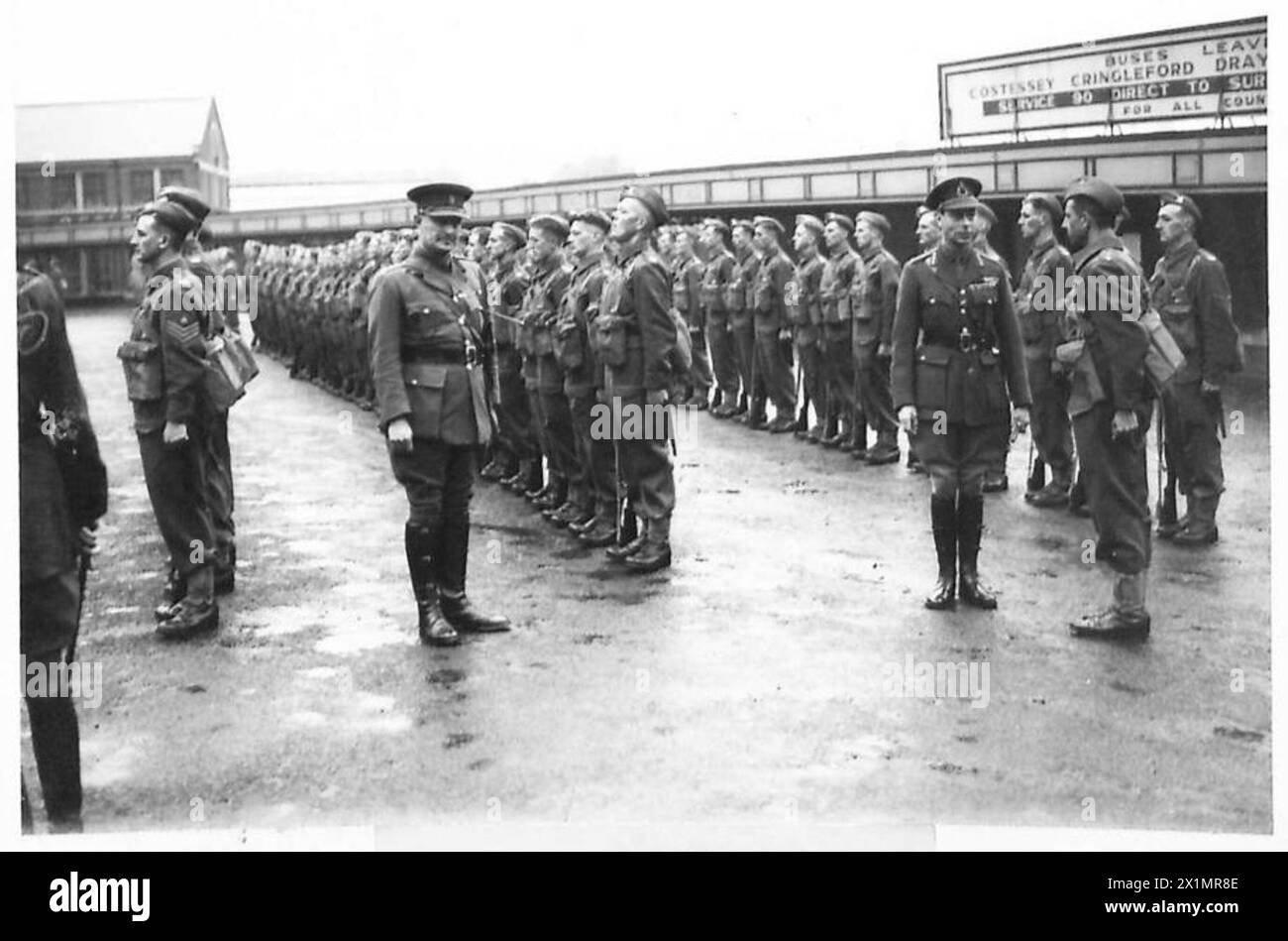 Der König besucht die Ostküste und spricht mit einem Offizier des Royal Norfolk Regiment, British Army. Stockfoto