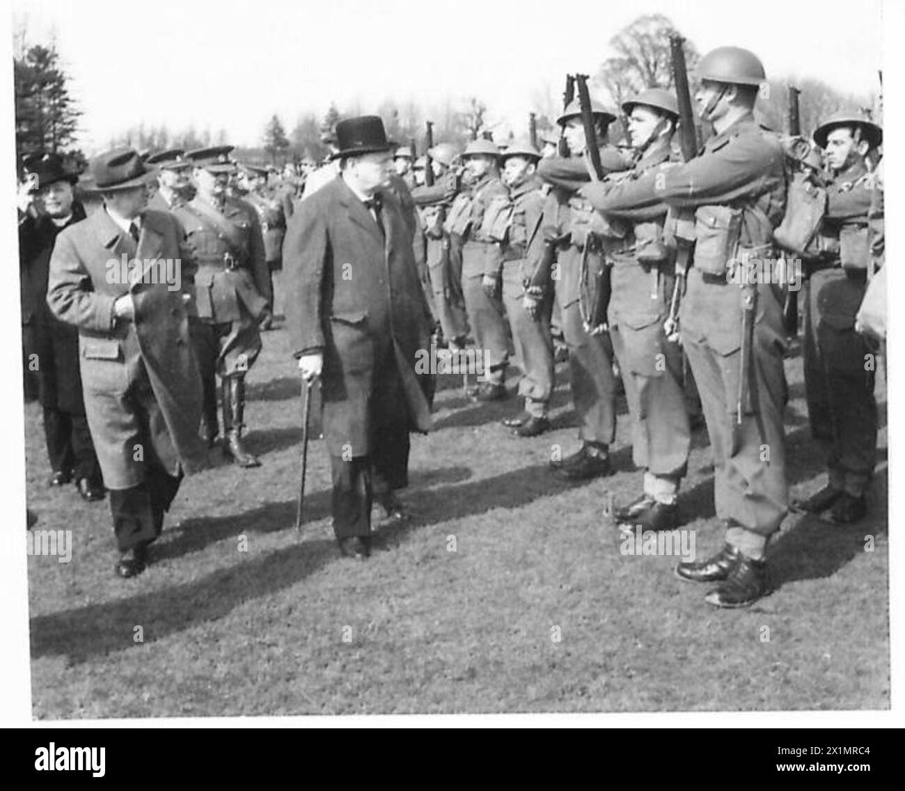 Der Premierminister und Dr. Benes untersuchen tschechische Truppen, die unter der britischen Armee gut ausgebildet und körperlich fit sind. Stockfoto