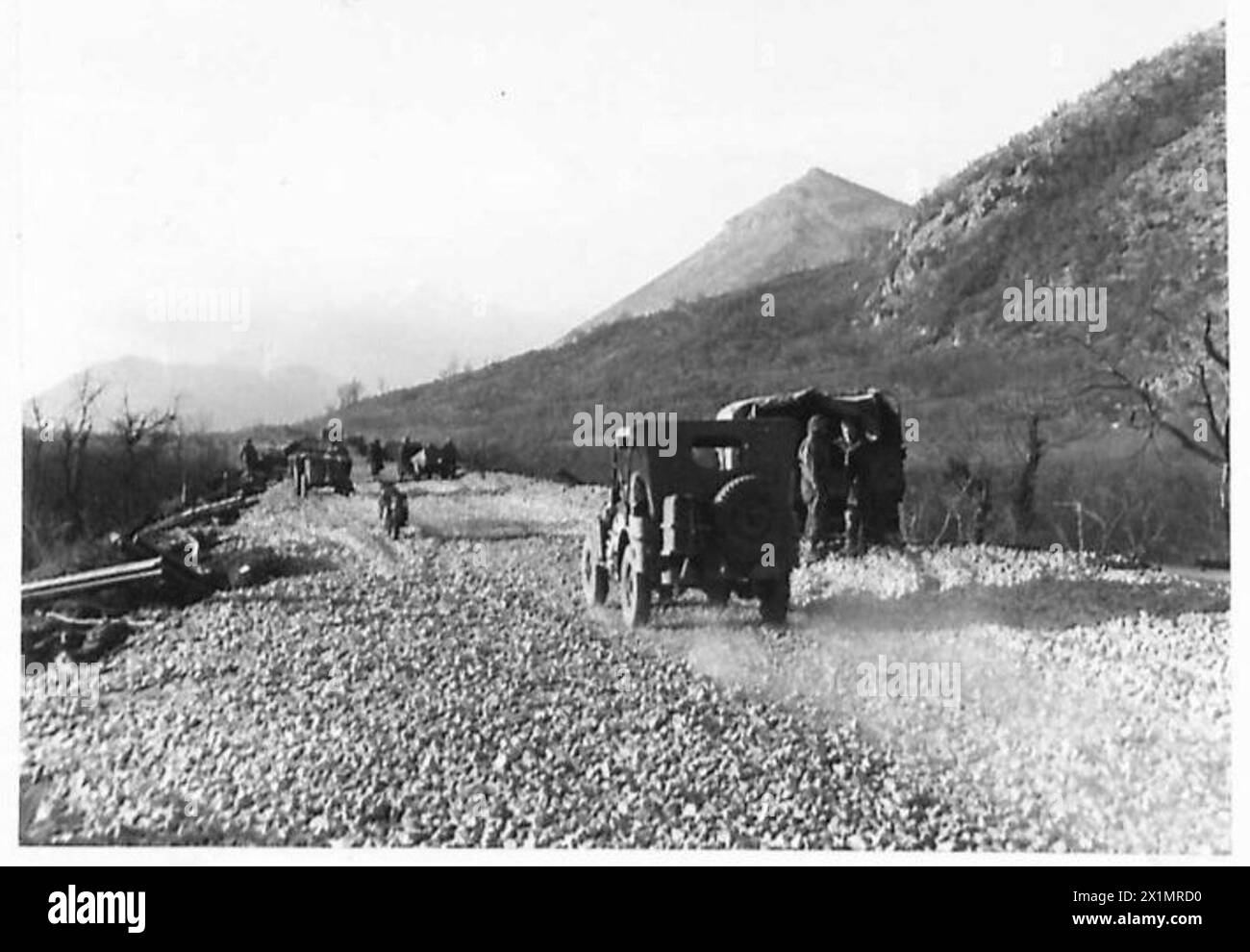 ITALIEN : FÜNFTE ARMYTHE-STRASSE NACH ROM – die Straße, die einst eine Eisenbahnstrecke war, die etwa zwei Meilen lang ist und vom Ingenieurbataillon 46 der amerikanischen Armee gebaut wurde. (Siehe Serie N.A.10453-62), British Army Stockfoto