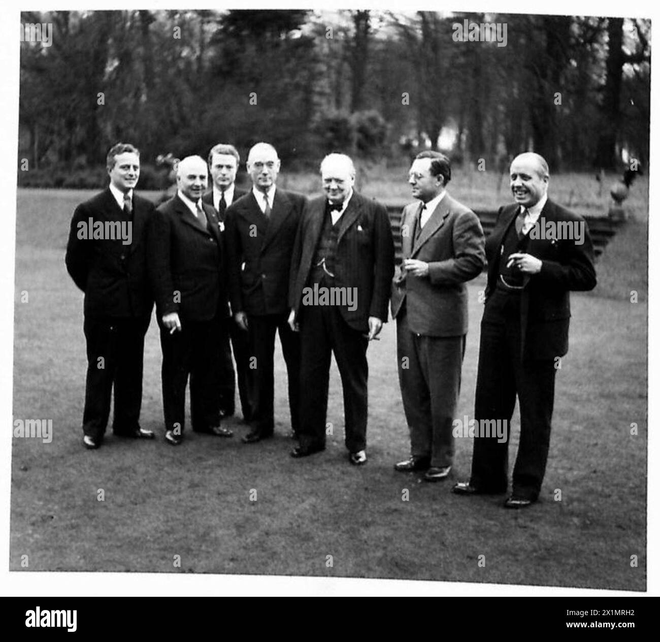 Fünf US-Kongressabgeordnete werden mit Churchill während einer Tour durch Großbritannien gezeigt, darunter ihr Assistent Henry Lee Munson, British Army. Stockfoto