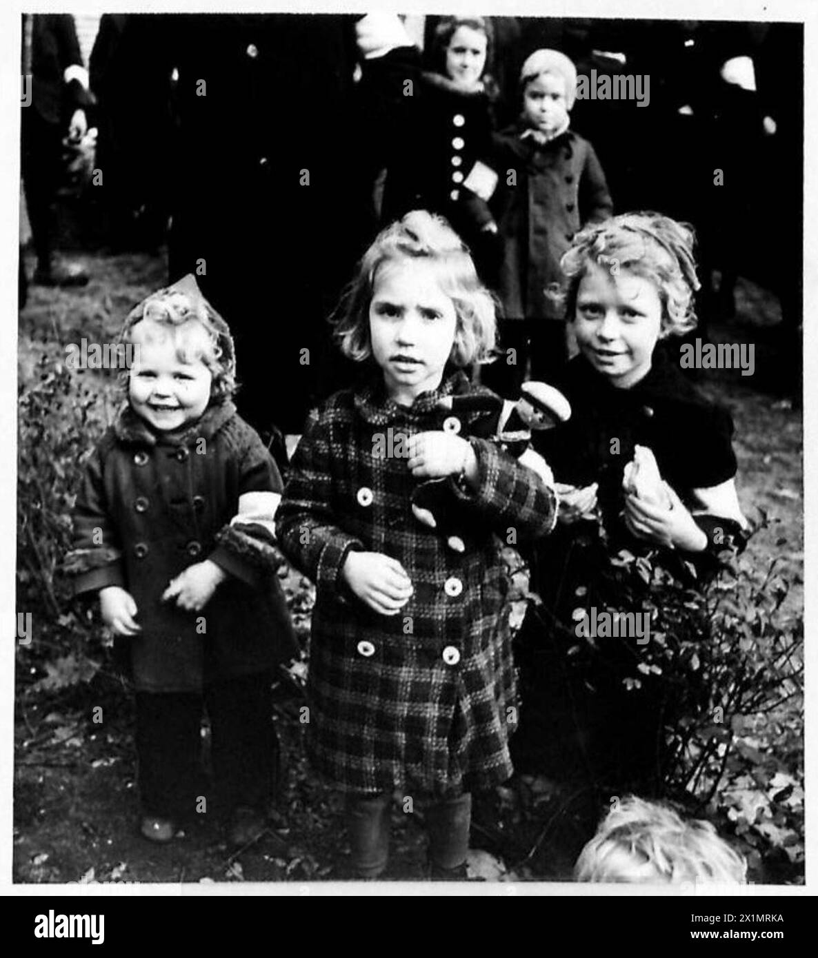 DEUTSCHE FLÜCHTLINGE - Junge Kinder, die nicht alt genug sind, um die Tragödie zu begreifen, britische Armee, 21. Armeegruppe Stockfoto