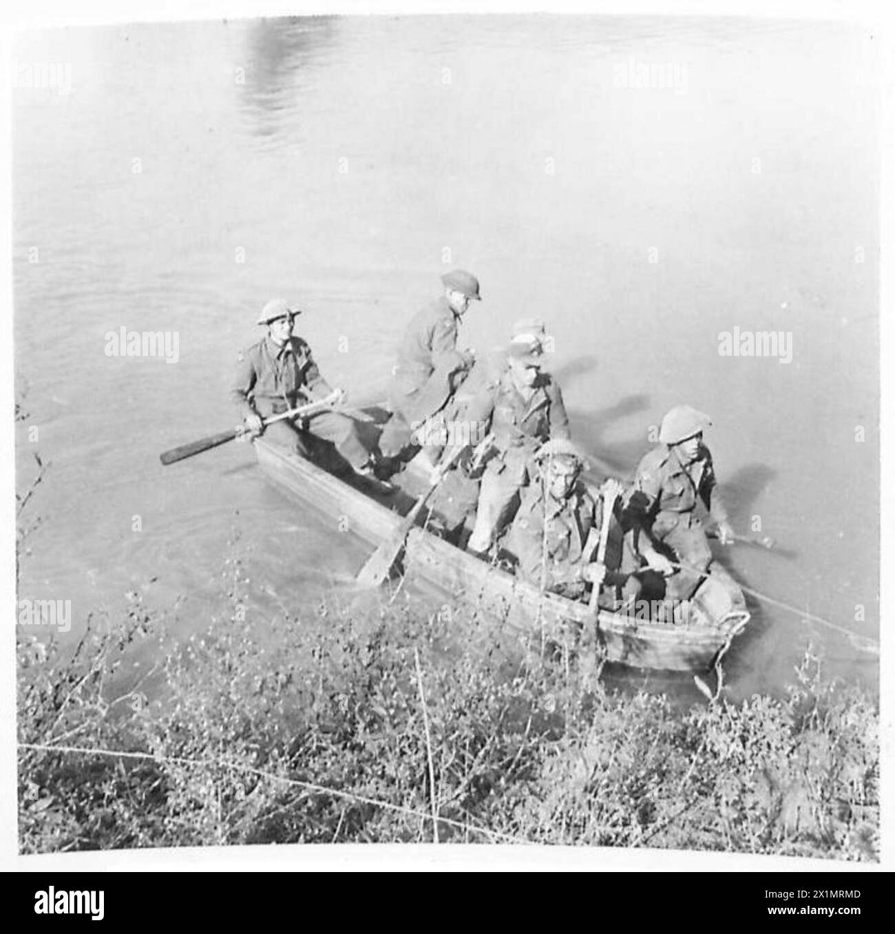 DIE FÜNFTE ARMEE ÜBERQUERT DEN FLUSS VOLTURNO und paddelt ihr eigenes Kanu. Erste deutsche Gefangene helfen, sich zum Südufer des Flusses zu bringen, wo sie verhört wurden, die britische Armee Stockfoto